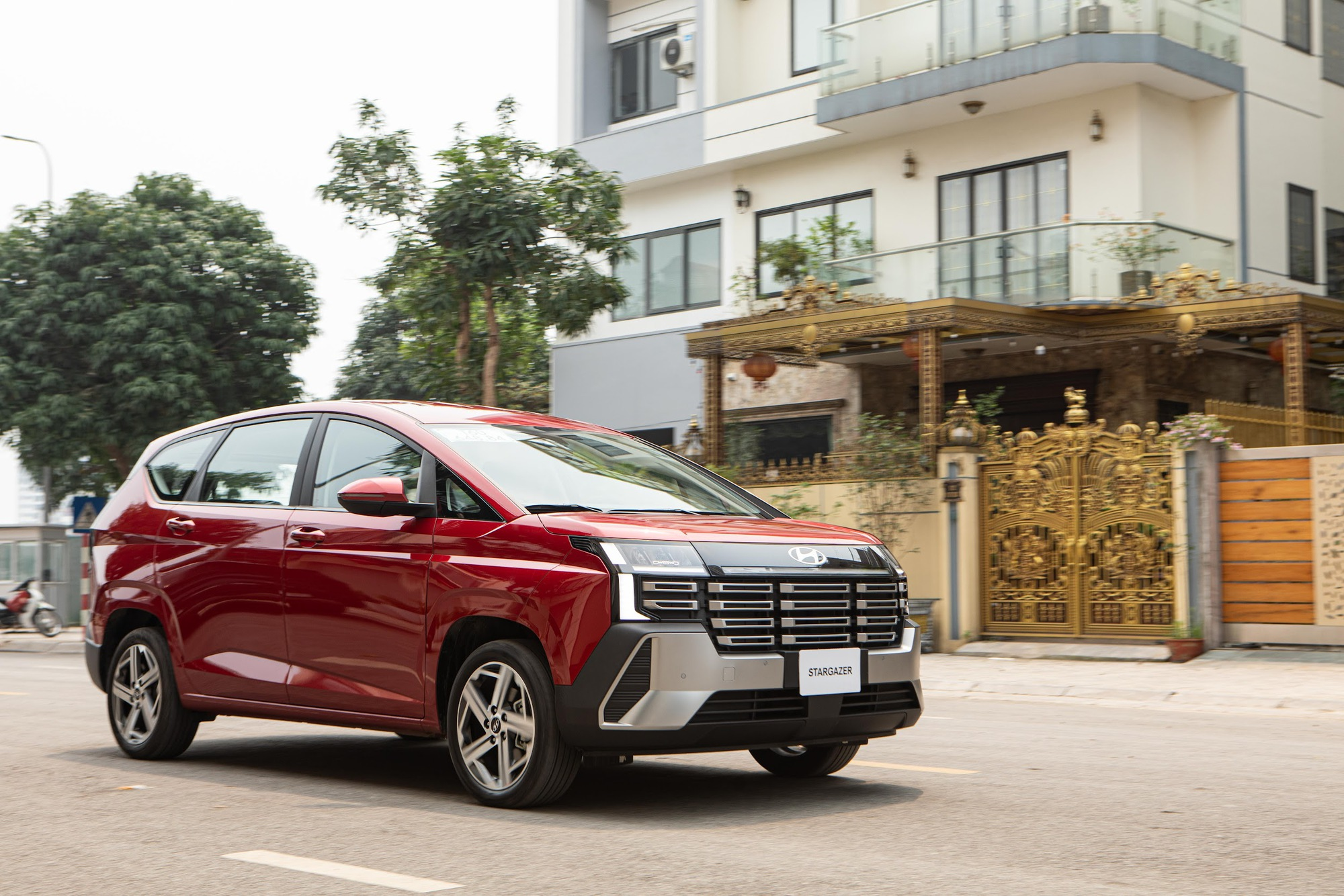 Loạt xe 7 chỗ gầm cao, dáng đẹp, giá tốt tại Việt Nam: Có xe giá chưa tới 500 triệu đồng, bảo hành 8 năm - Ảnh 2.