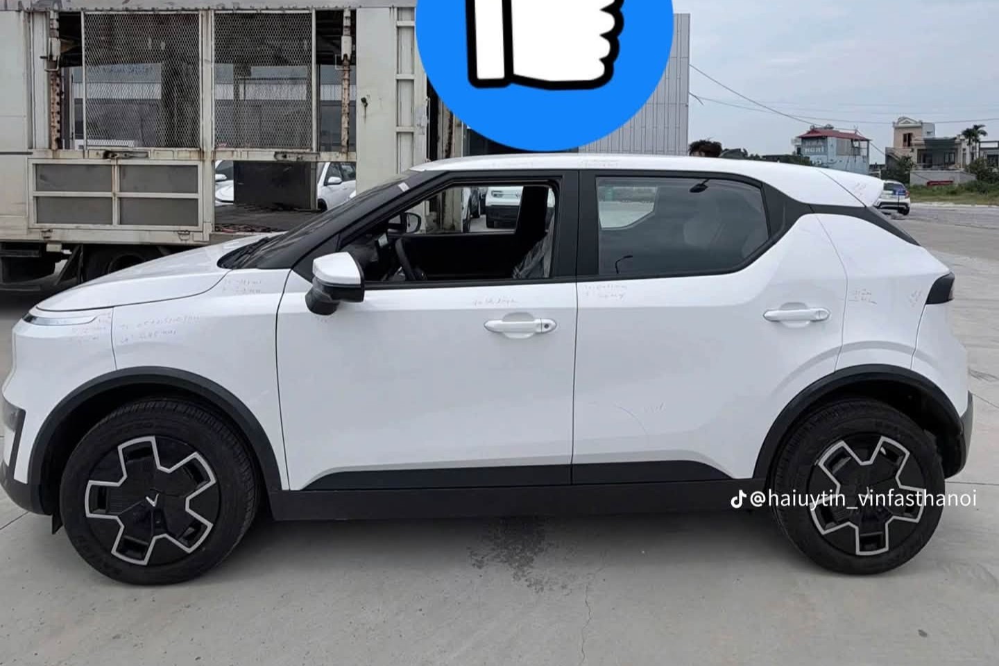 Cận cảnh VinFast VF 5 thế hệ mới kh&ocirc;ng che: Dễ c&oacute; cốp trước, nội thất th&ecirc;m sạc kh&ocirc;ng d&acirc;y, 30% pin đi hơn 90 km - Ảnh 1.