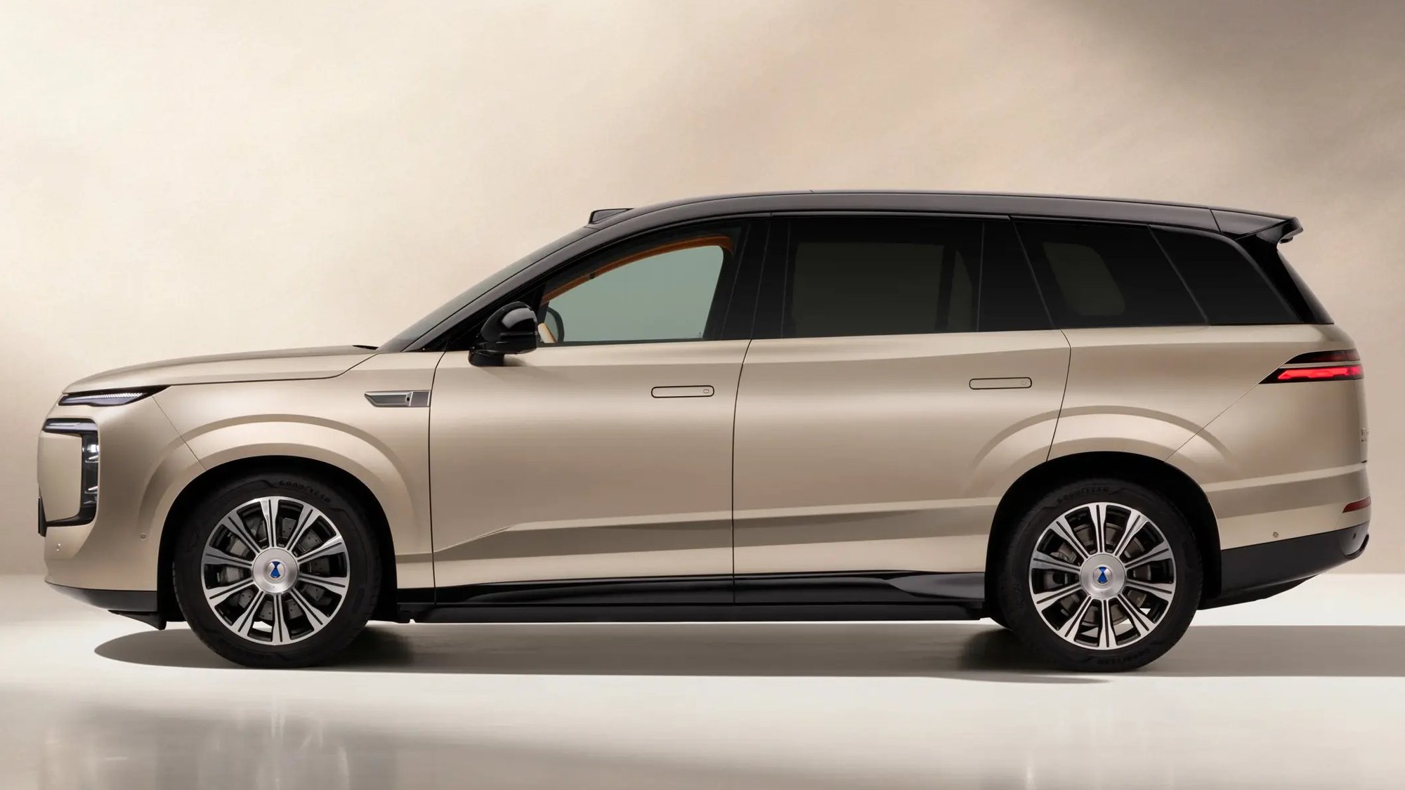 BYD c&oacute; SUV mới gi&aacute; quy đổi từ hơn 1,1 tỷ đồng: Đầy điện chạy gần 1.000km, sạc 10-97% chỉ trong 9 ph&uacute;t, phần cứng khủng hỗ trợ tự l&aacute;i - Ảnh 1.