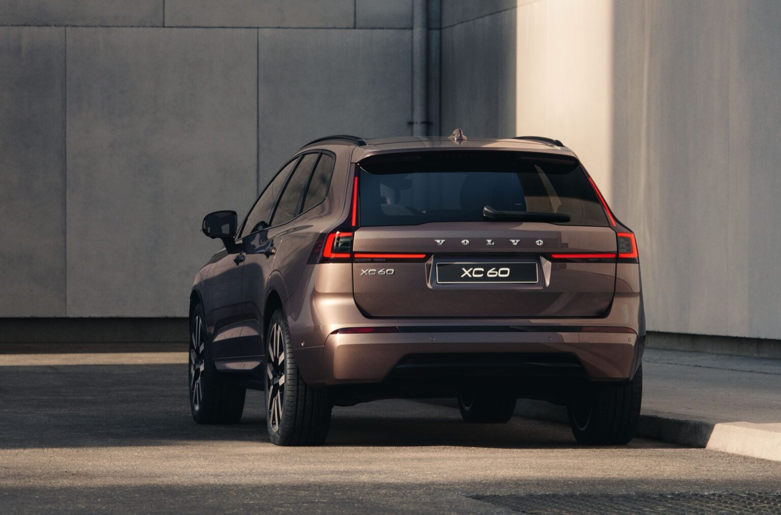 Volvo XC60 nâng cấp lớn: Đèn mới, thêm tính năng ADAS, chạy 126km không cần xăng - Ảnh 3.