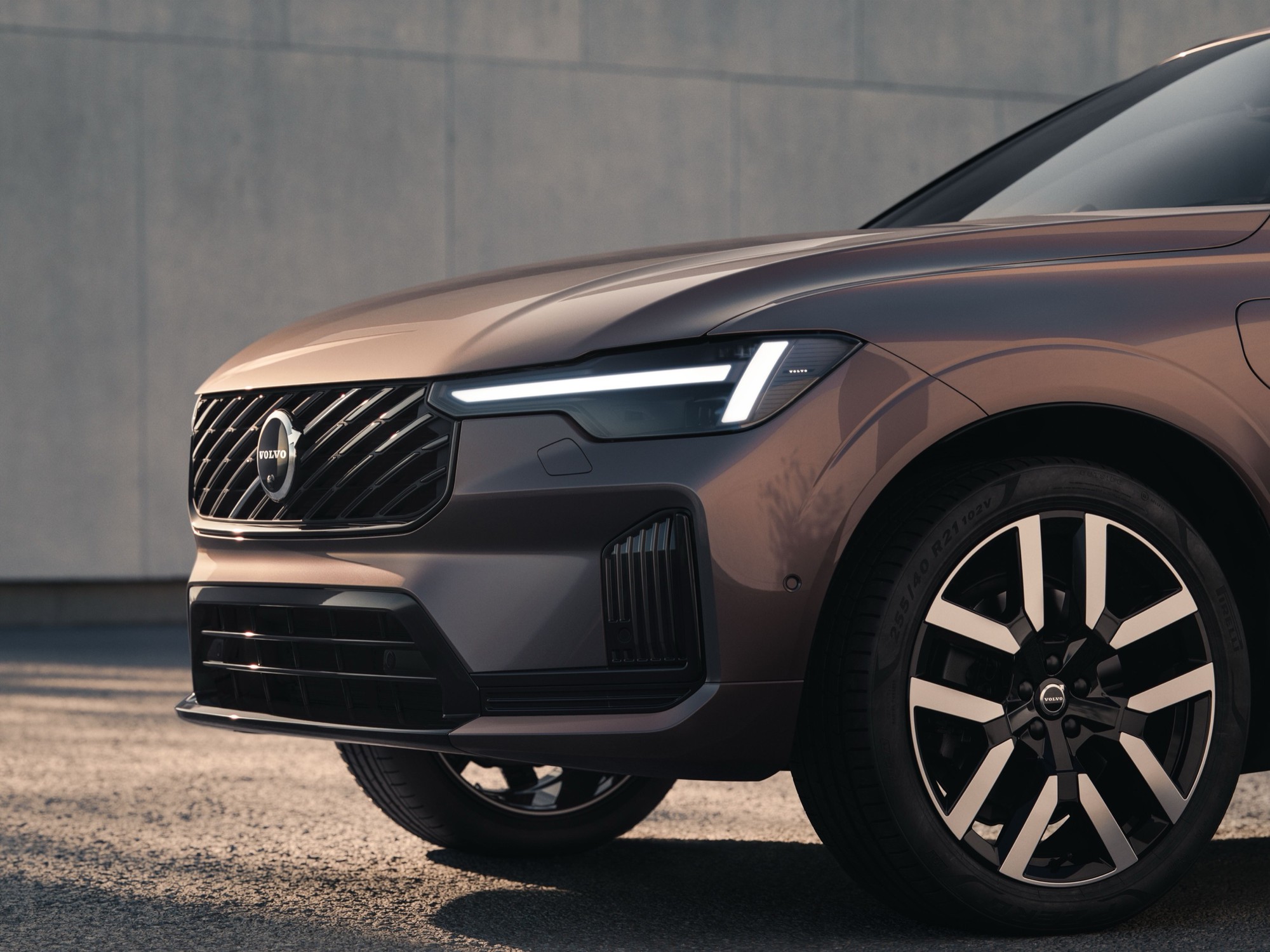 Volvo XC60 nâng cấp lớn: Đèn mới, thêm tính năng ADAS, chạy 126km không cần xăng - Ảnh 2.