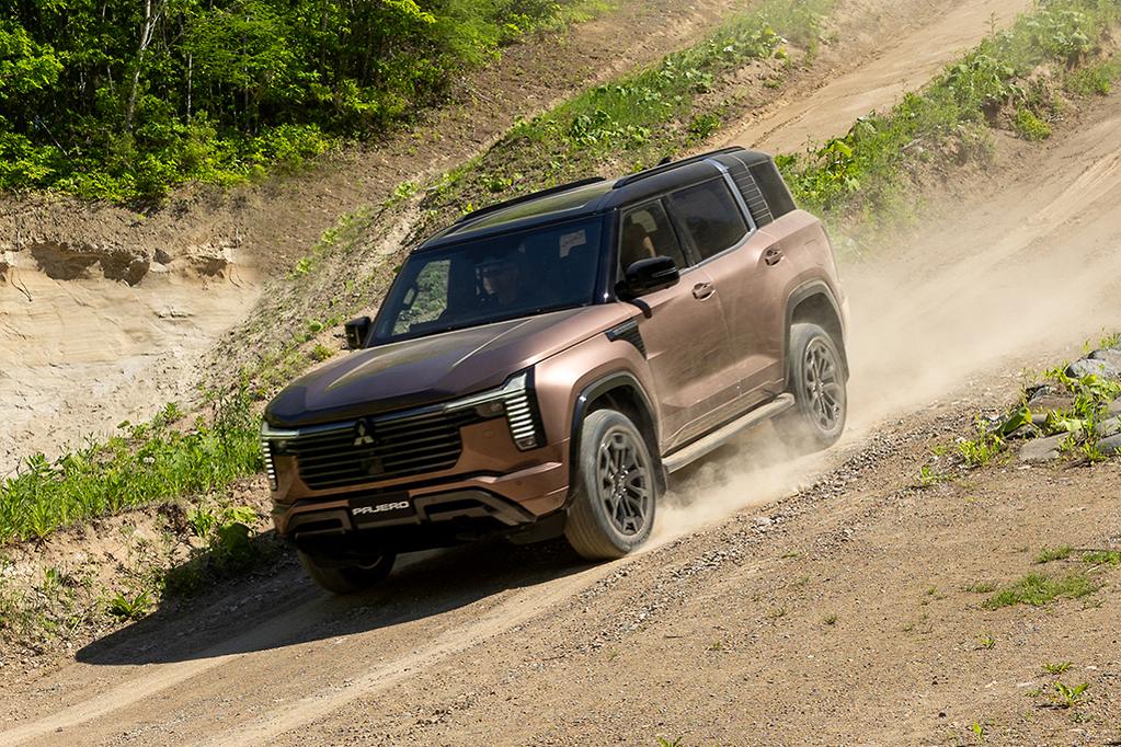 Cứ ngỡ đối thủ của Mitsubishi Pajero l&agrave; Everest, Prado, nhưng thực tế lại l&agrave; hai c&aacute;i t&ecirc;n bất ngờ n&agrave;y - Ảnh 5.