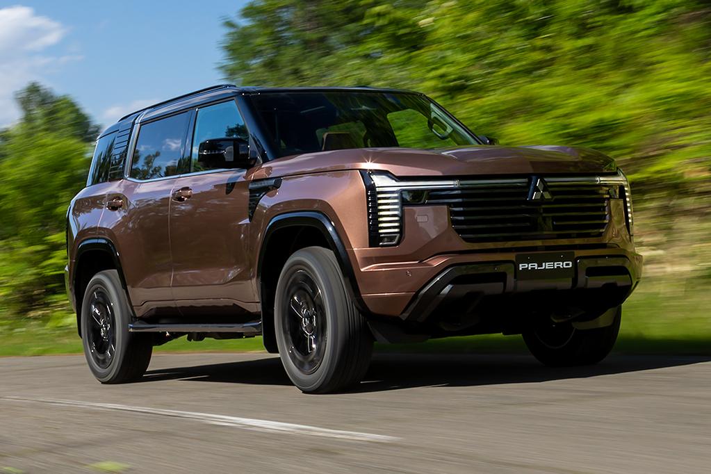 Cứ ngỡ đối thủ của Mitsubishi Pajero l&agrave; Everest, Prado, nhưng thực tế lại l&agrave; hai c&aacute;i t&ecirc;n bất ngờ n&agrave;y - Ảnh 1.