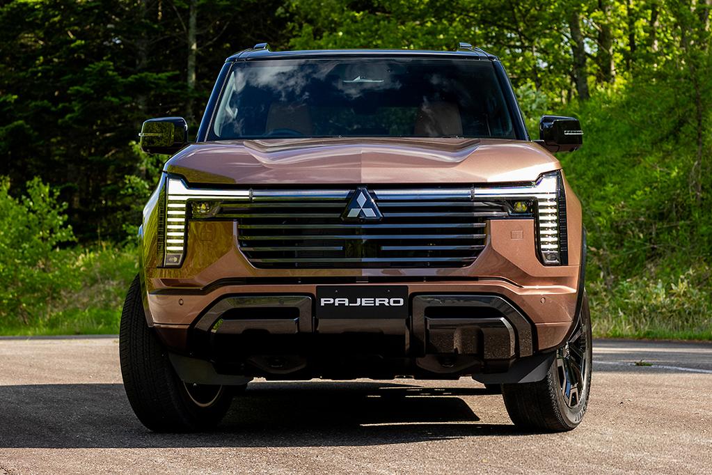 Cứ ngỡ đối thủ của Mitsubishi Pajero l&agrave; Everest, Prado, nhưng thực tế lại l&agrave; hai c&aacute;i t&ecirc;n bất ngờ n&agrave;y - Ảnh 4.