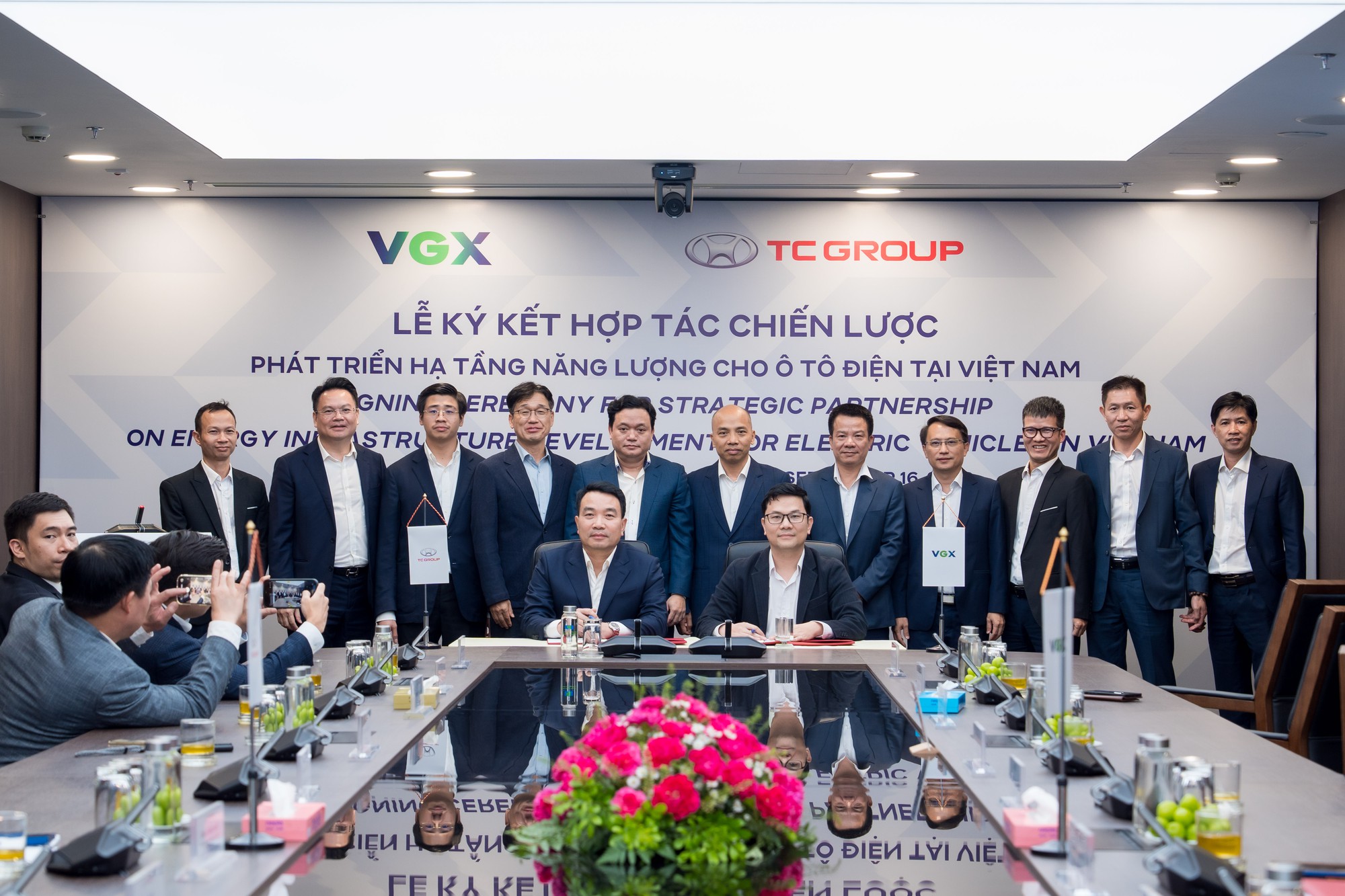 TC Group hợp t&aacute;c VGX l&agrave;m hạ tầng sạc tại Việt Nam: Kh&ocirc;ng giới hạn h&atilde;ng xe, kh&aacute;ch đi xe điện Hyundai hưởng lợi nhiều nhất - Ảnh 1.