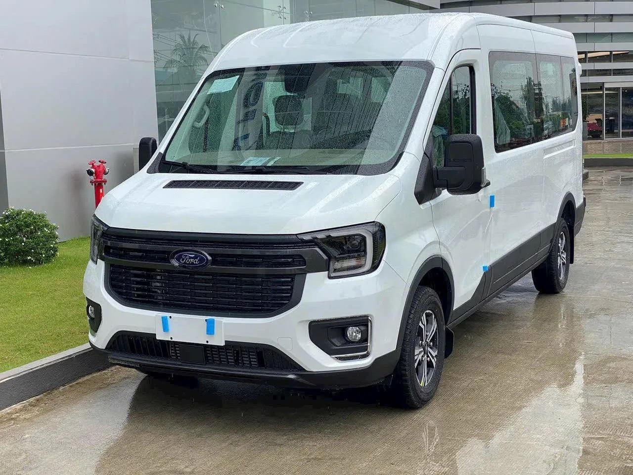 Lộ bản thiết kế 'lạ' cho Ford Transit tại Việt Nam: Mặt trước tạo h&igrave;nh kiểu Rolls-Royce, ghế thương gia sang xịn - Ảnh 6.