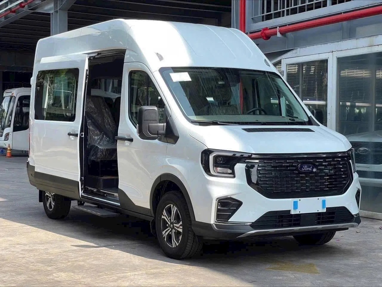 Lộ bản thiết kế 'lạ' cho Ford Transit tại Việt Nam: Mặt trước tạo h&igrave;nh kiểu Rolls-Royce, ghế thương gia sang xịn - Ảnh 7.