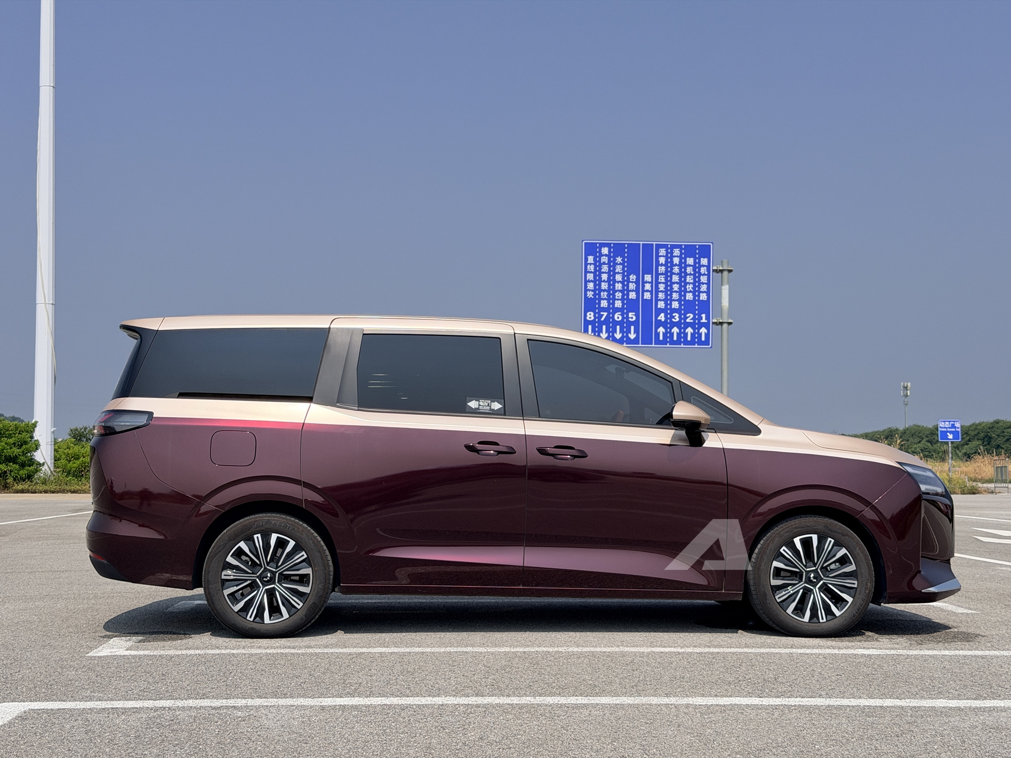 Cận cảnh Wuling Darion v&agrave;o Việt Nam ngay cuối năm nay: Gi&aacute; dự kiến từ hơn 700 triệu, chạy tới 500km/sạc, cửa l&ugrave;a như Carnival - Ảnh 3.
