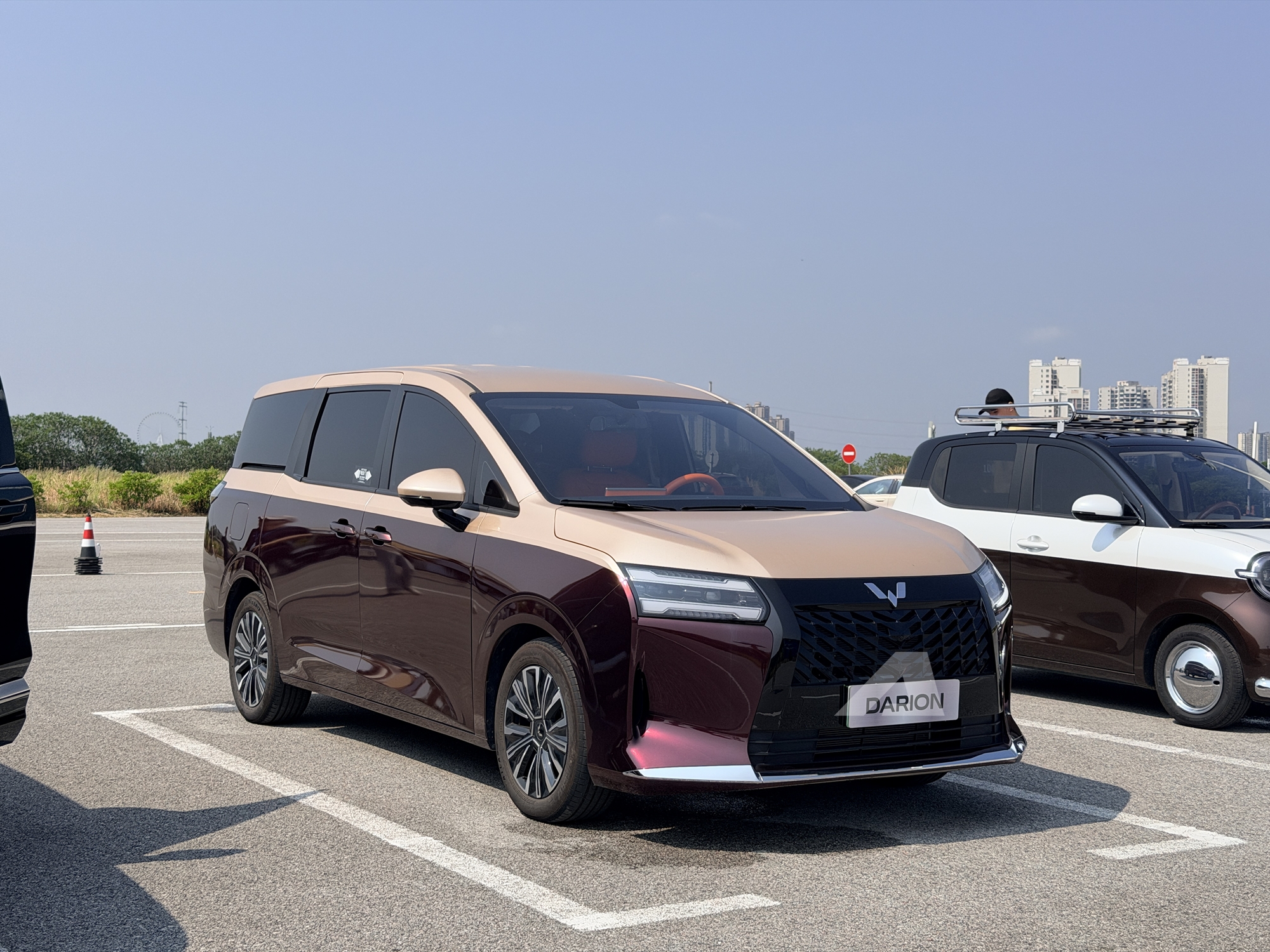 Cận cảnh Wuling Darion v&agrave;o Việt Nam ngay cuối năm nay: Gi&aacute; dự kiến từ hơn 700 triệu, chạy tới 500km/sạc, cửa l&ugrave;a như Carnival - Ảnh 1.