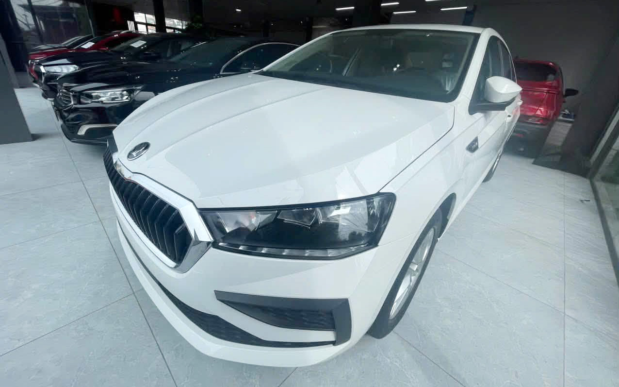 Skoda Slavia giảm gi&aacute; 'kịch s&agrave;n' c&ograve;n 380 triệu đồng tại đại l&yacute;: Xe ch&acirc;u &Acirc;u rẻ hơn cả Vios, Accent - Ảnh 1.