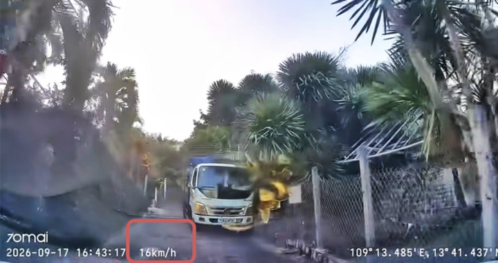 T&agrave;i xế l&ugrave;i xe ' cực n&eacute;t ' n&eacute; c&uacute; đ&acirc;m xe tải ở dốc hẹp Gia Lai - Ảnh 1.