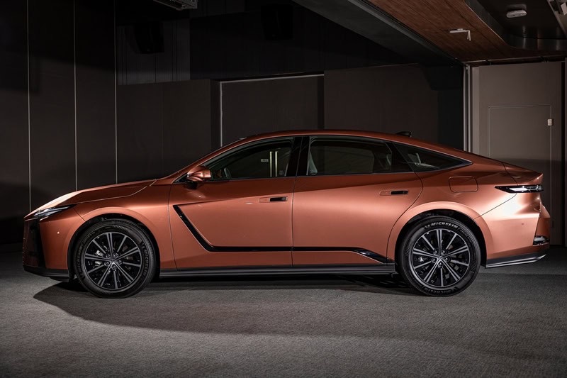 Lexus ES hybrid đời mới lộ diện tại Việt Nam với các màu sắc khác nhau, ra mắt tháng sau cạnh tranh 5 Series, E-Class - Ảnh 10.