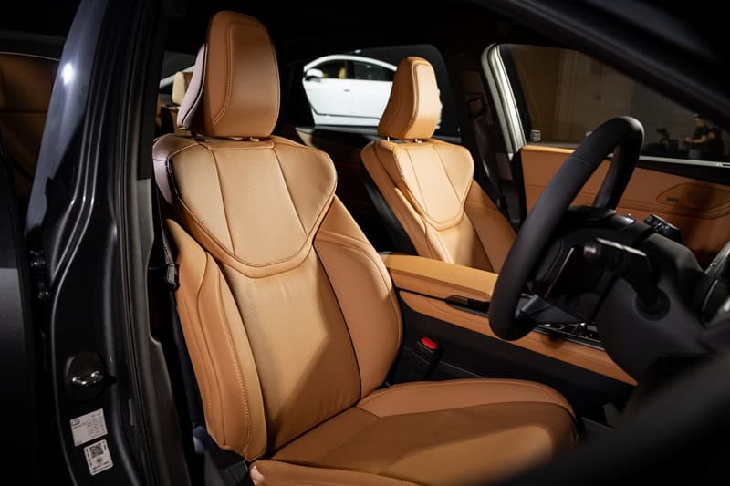 Lexus ES hybrid đời mới lộ diện tại Việt Nam với các màu sắc khác nhau, ra mắt tháng sau cạnh tranh 5 Series, E-Class - Ảnh 15.