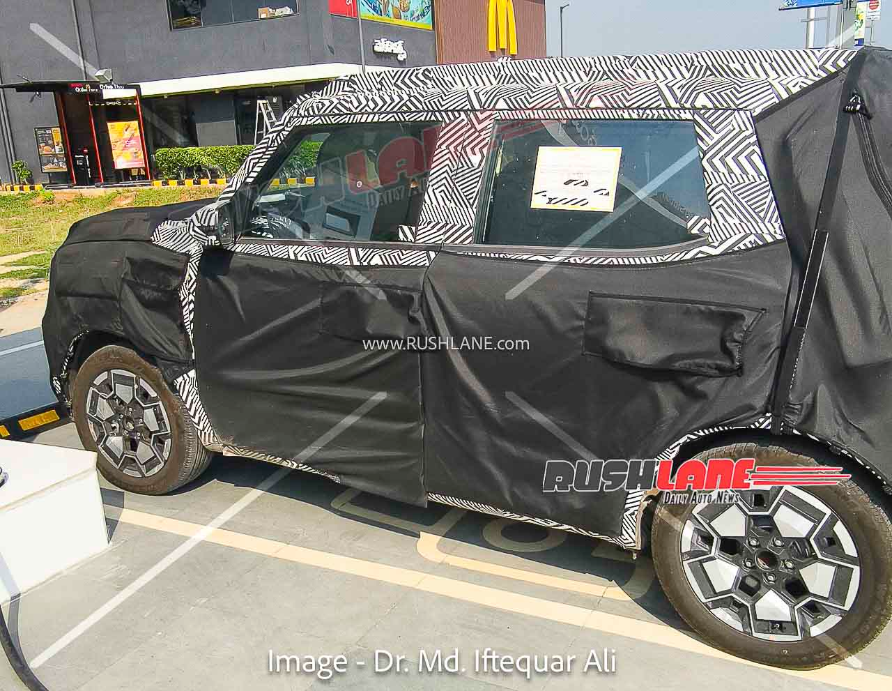 SUV điện ho&agrave;n to&agrave;n mới của Hyundai thử nghiệm tr&ecirc;n đường phố: D&agrave;i kh&ocirc;ng qu&aacute; 4 m, định vị dưới Creta, dự kiến ra mắt năm sau - Ảnh 1.