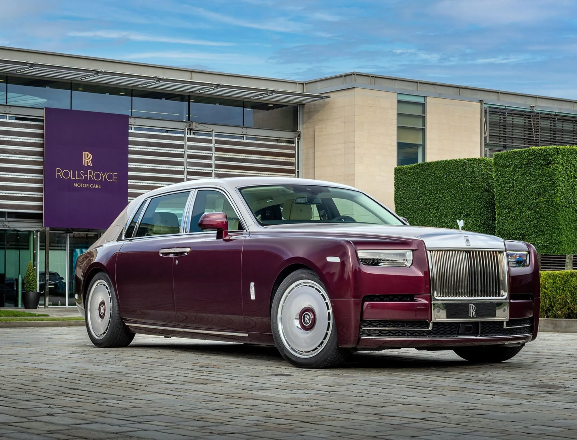 Ngắm Rolls-Royce Phantom Hummingbird: Độc bản đầu ti&ecirc;n d&ugrave;ng chất liệu vỏ b&agrave;o ngư, chủ nh&acirc;n mua xe để tặng 'n&oacute;c nh&agrave;' - Ảnh 1.