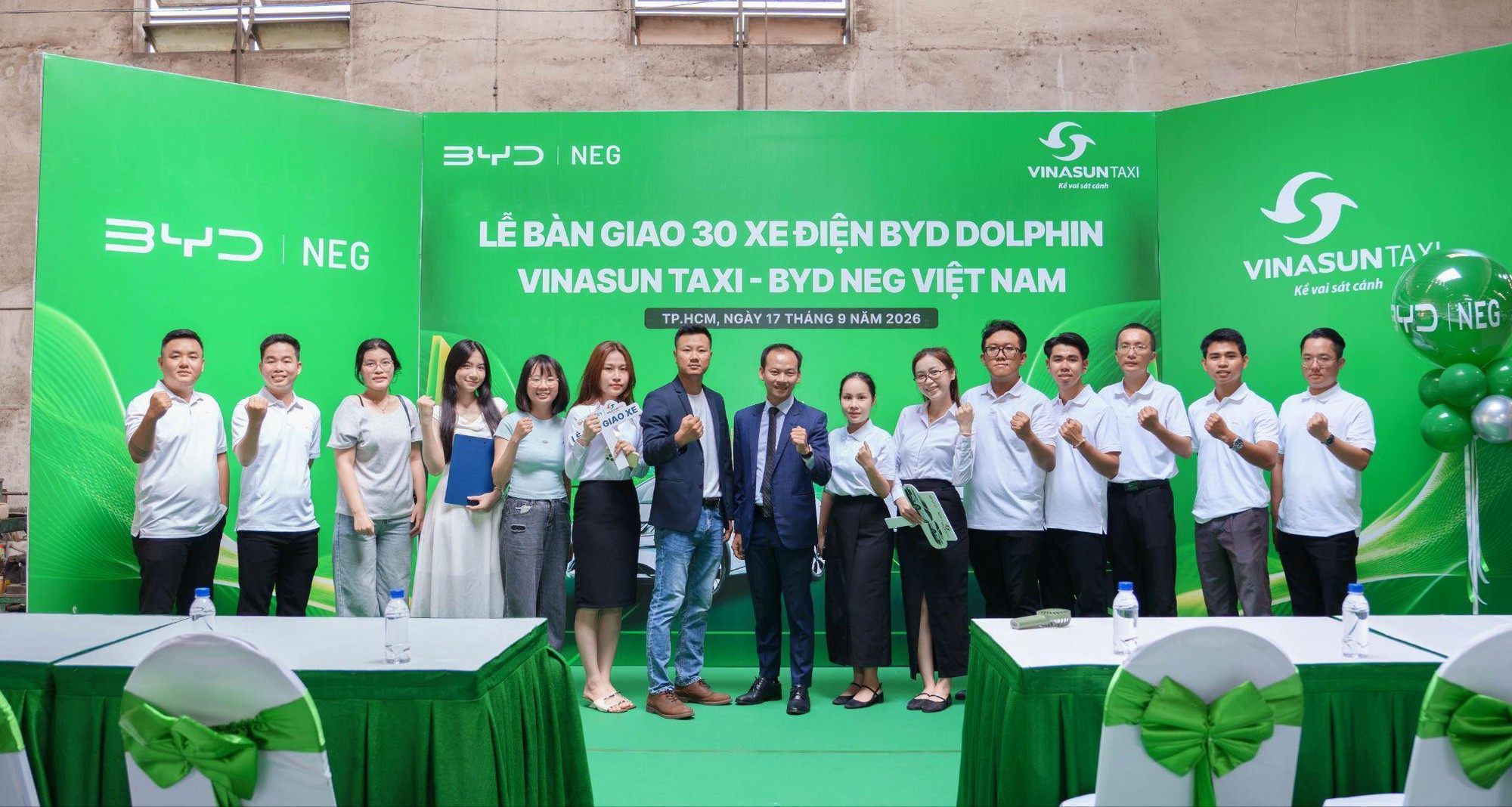 &rlm;30 chiếc BYD Dolphin được BYD NEG b&agrave;n giao cho Vinasun để mở rộng đội h&igrave;nh xe điện&rlm; - Ảnh 1.