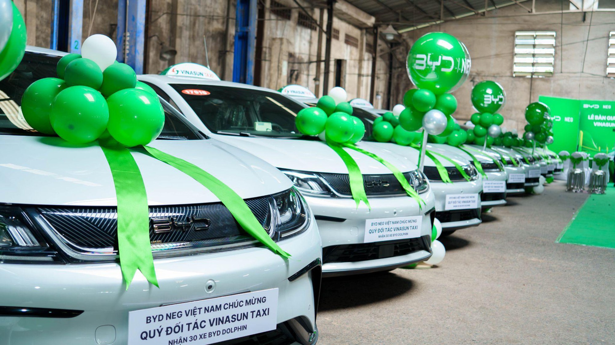 &rlm;30 chiếc BYD Dolphin được BYD NEG b&agrave;n giao cho Vinasun để mở rộng đội h&igrave;nh xe điện&rlm; - Ảnh 4.