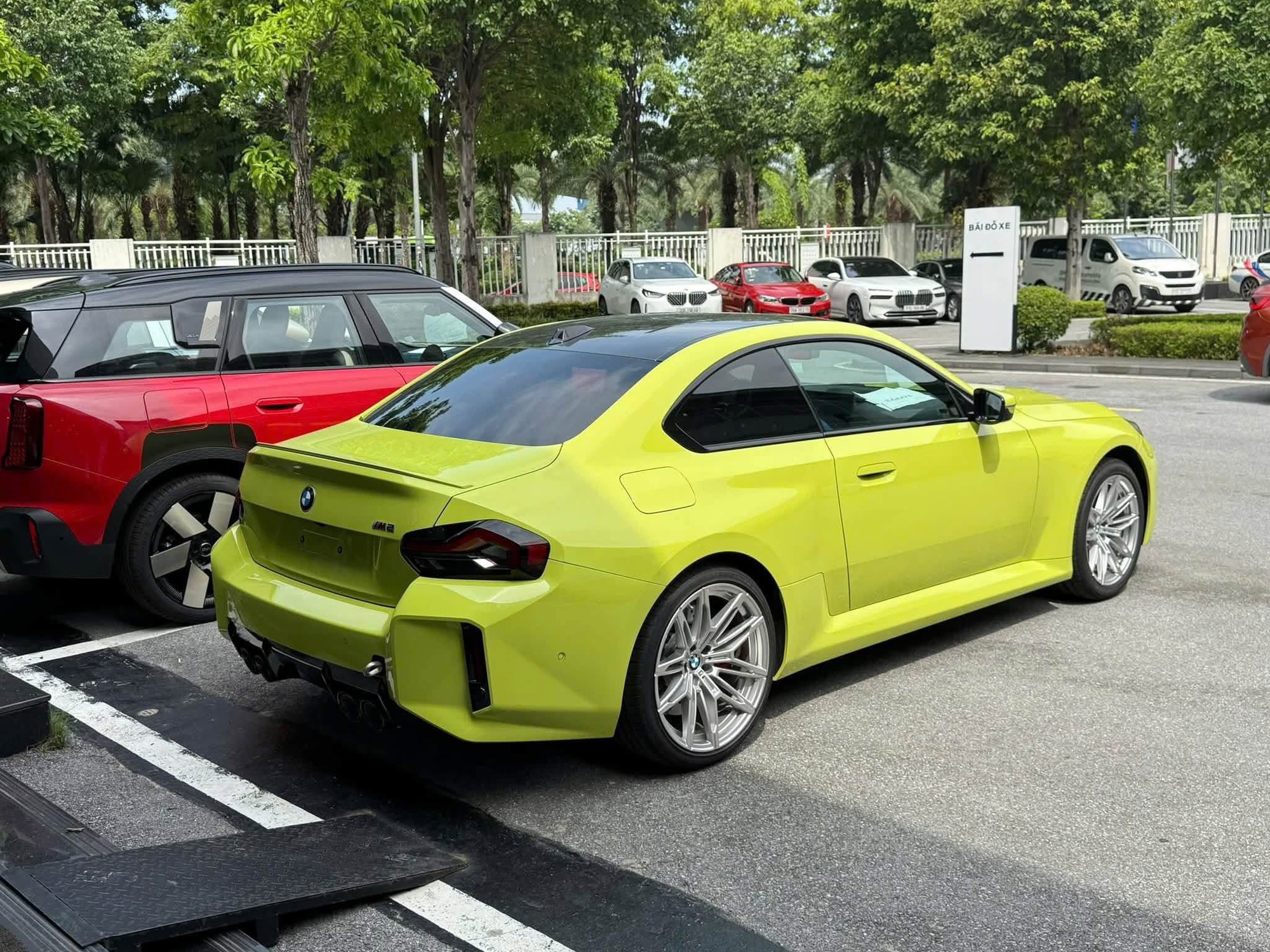 BMW M2 lộ th&ocirc;ng số c&ugrave;ng gi&aacute; dự kiến từ 4,099 tỷ tại Việt Nam: Động cơ 480hp, c&oacute; t&ugrave;y chọn số s&agrave;n, ri&ecirc;ng g&oacute;i hiệu năng cao gi&aacute; đ&atilde; hơn 1,2 tỷ đồng - Ảnh 2.