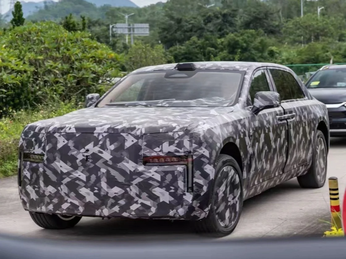 Cận cảnh sedan si&ecirc;u sang của BYD đấu Rolls-Royce Phantom, dễ ra mắt v&agrave;o năm sau - Ảnh 1.