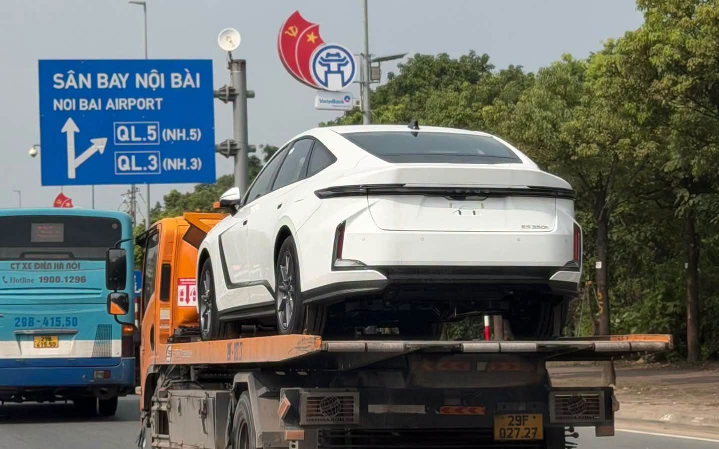 Xe điện Lexus đầu ti&ecirc;n Việt Nam lộ th&ocirc;ng số vận h&agrave;nh: Dẫn động 2 cầu, nặng hơn 2,2 tấn, 'ăn' điện gấp đ&ocirc;i Taycan - Ảnh 5.