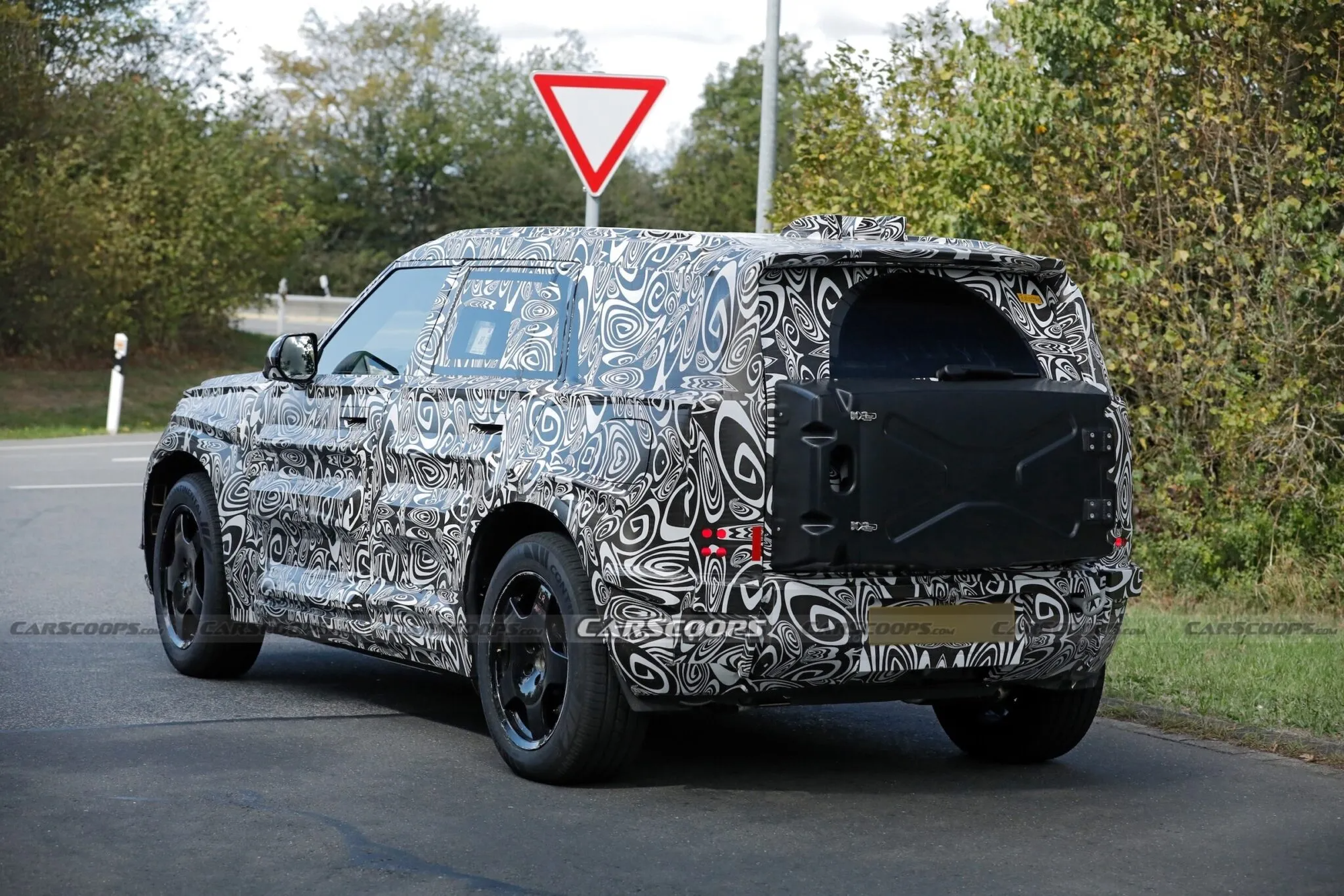 'Tiểu' Land Rover Defender xuất hiện tr&ecirc;n đường thử với cửa sau độc lạ - Ảnh 1.