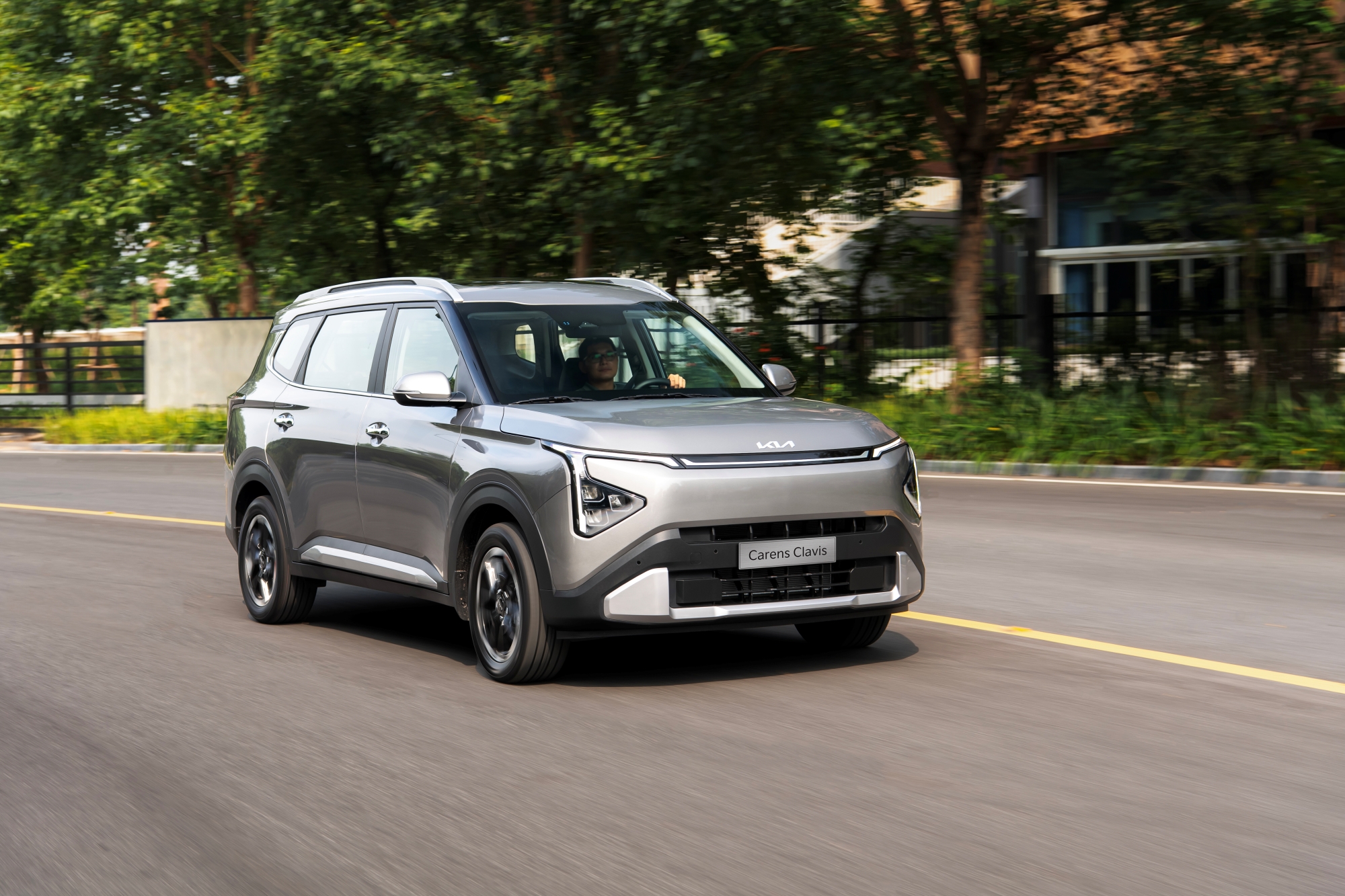 Kia Carens Clavis chốt gi&aacute; từ 639 triệu đồng tại Việt Nam: 2 phi&ecirc;n bản, ADAS tr&ecirc;n bản cao, b&aacute;n song song với cả mẫu cũ - Ảnh 1.
