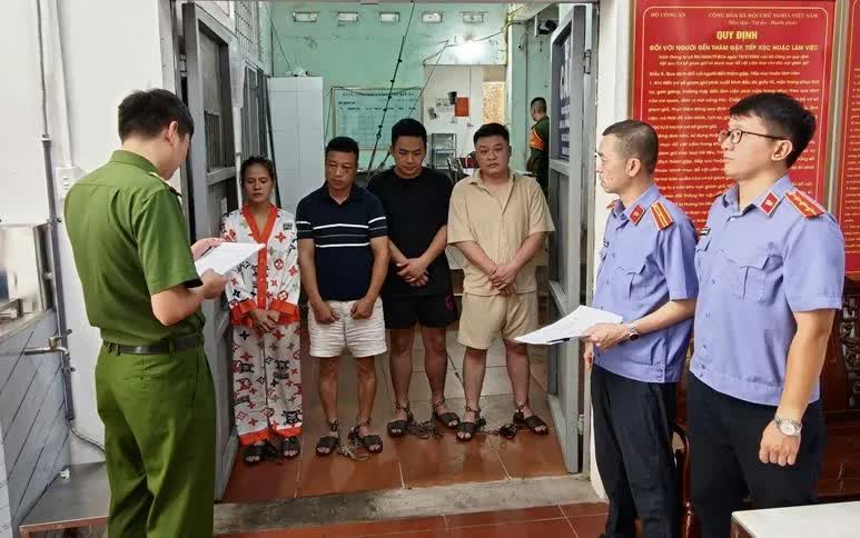 Vụ t&agrave;i xế taxi bị h&agrave;nh hung ở Quảng Ninh: Tạm giữ h&igrave;nh sự 4 đối tượng - Ảnh 1.