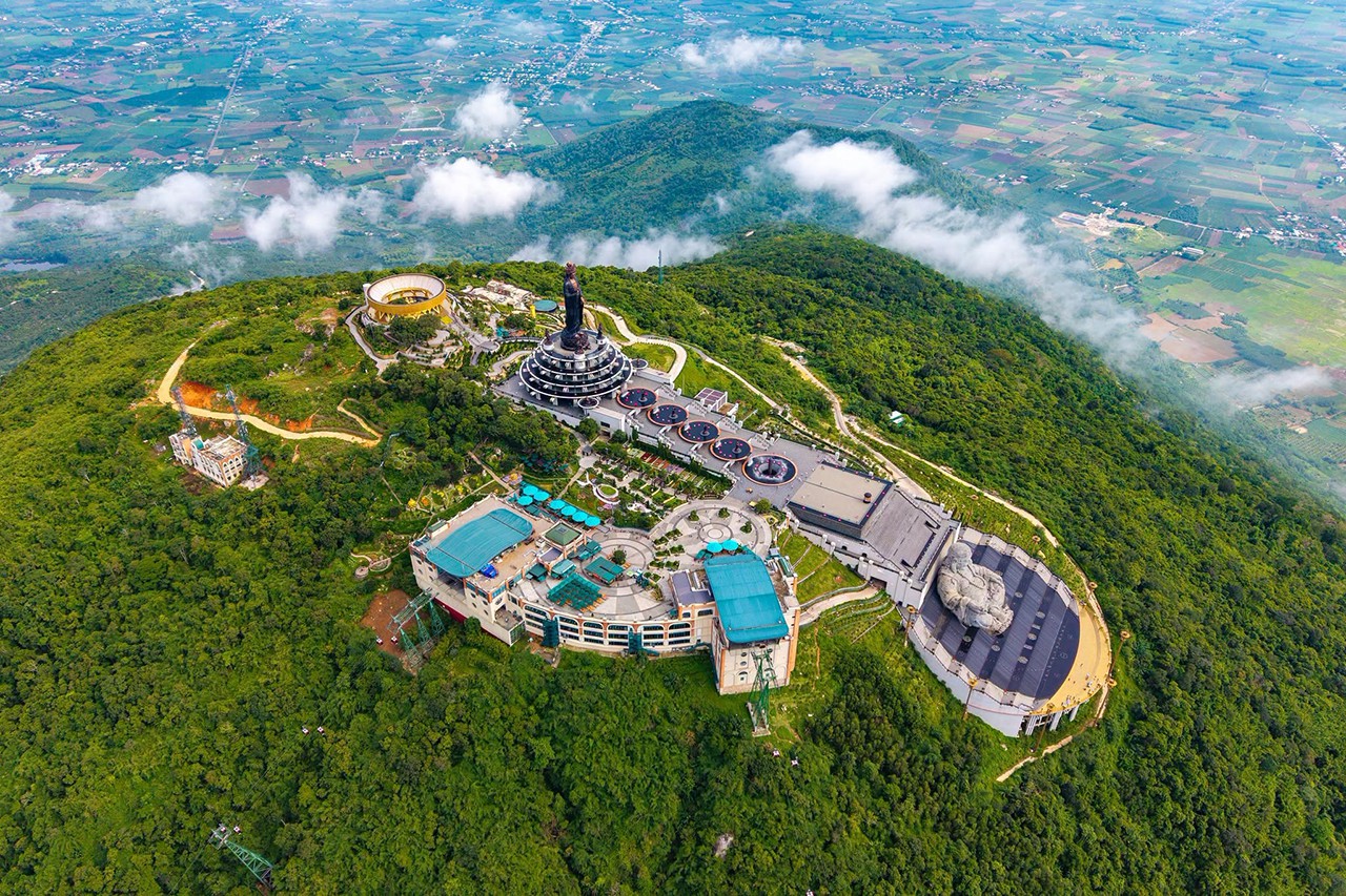 Vừa chốt VinFast VF 2, t&ocirc;i t&igrave;m được 3 điểm đi chơi cực &lsquo;chill&rsquo; c&aacute;ch TP.HCM dưới 200km: L&ecirc;n n&uacute;i, xuống biển đều c&oacute;, sạc cũng tiện - Ảnh 2.