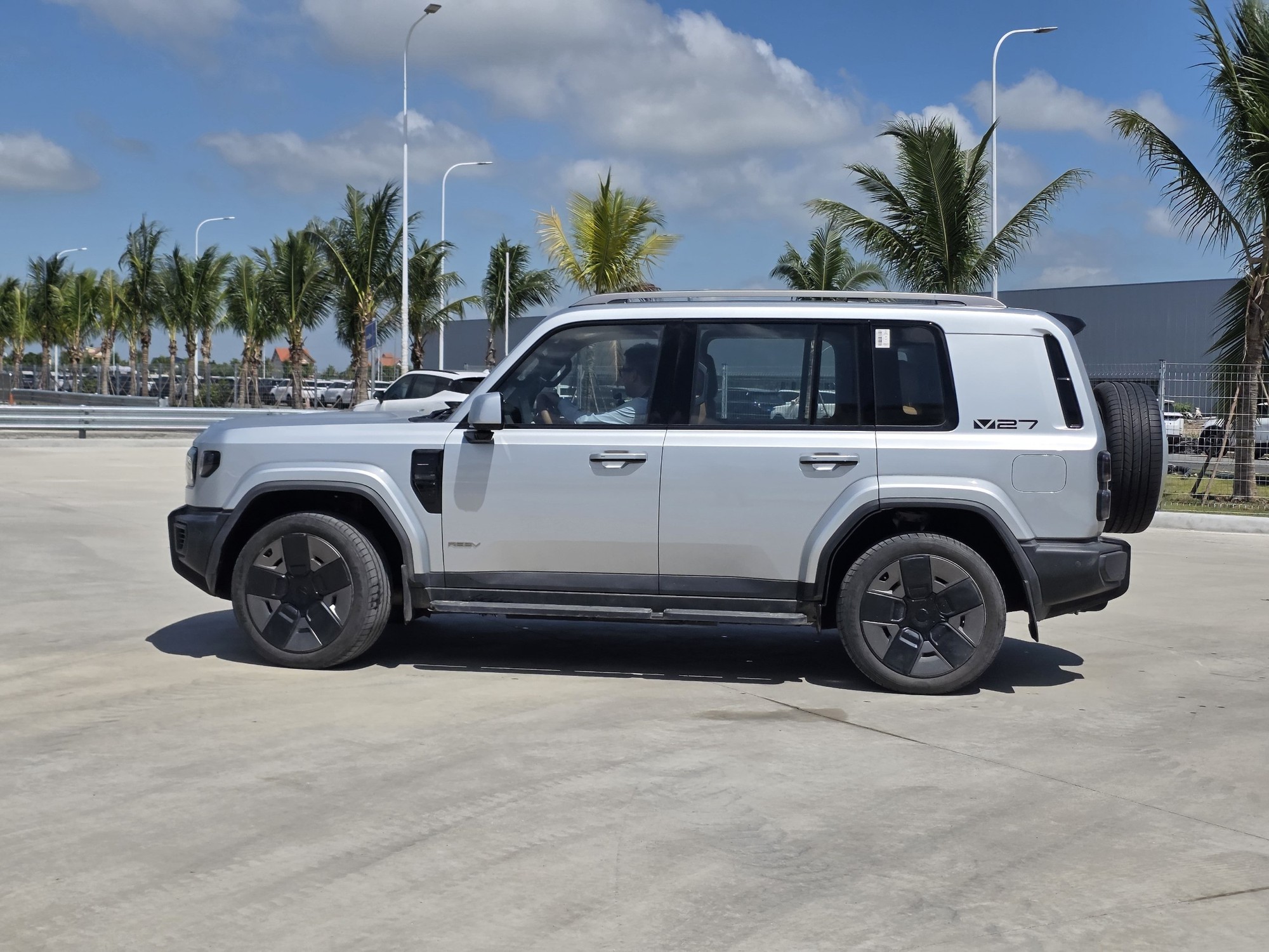 Xem thực tế iCaur V27 tại Việt Nam: REEV mạnh gần 450hp, AWD, dáng hầm hố như Land Cruiser - Ảnh 2.
