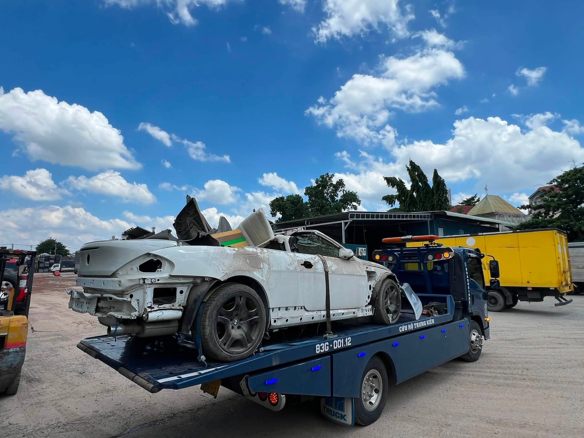 Rao BMW 6-Series mui trần gi&aacute; chỉ hơn 90 triệu đồng, người b&aacute;n cho biết xe 5 năm chưa nổ m&aacute;y, ngoại thất mất nhiều chi tiết quan trọng - Ảnh 1.