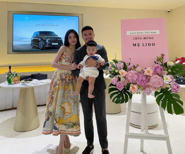 Xế hộp hơn 8 tỷ đồng Quang Hải tặng vợ - Ảnh 1.
