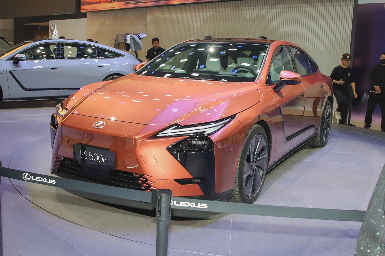 Lexus ES thế hệ mới chốt ra mắt Việt Nam th&aacute;ng sau: Xe đ&atilde; lộ diện tr&ecirc;n đường, lần đầu c&oacute; bản thuần điện cạnh tranh 5 Series, E-Class - Ảnh 1.
