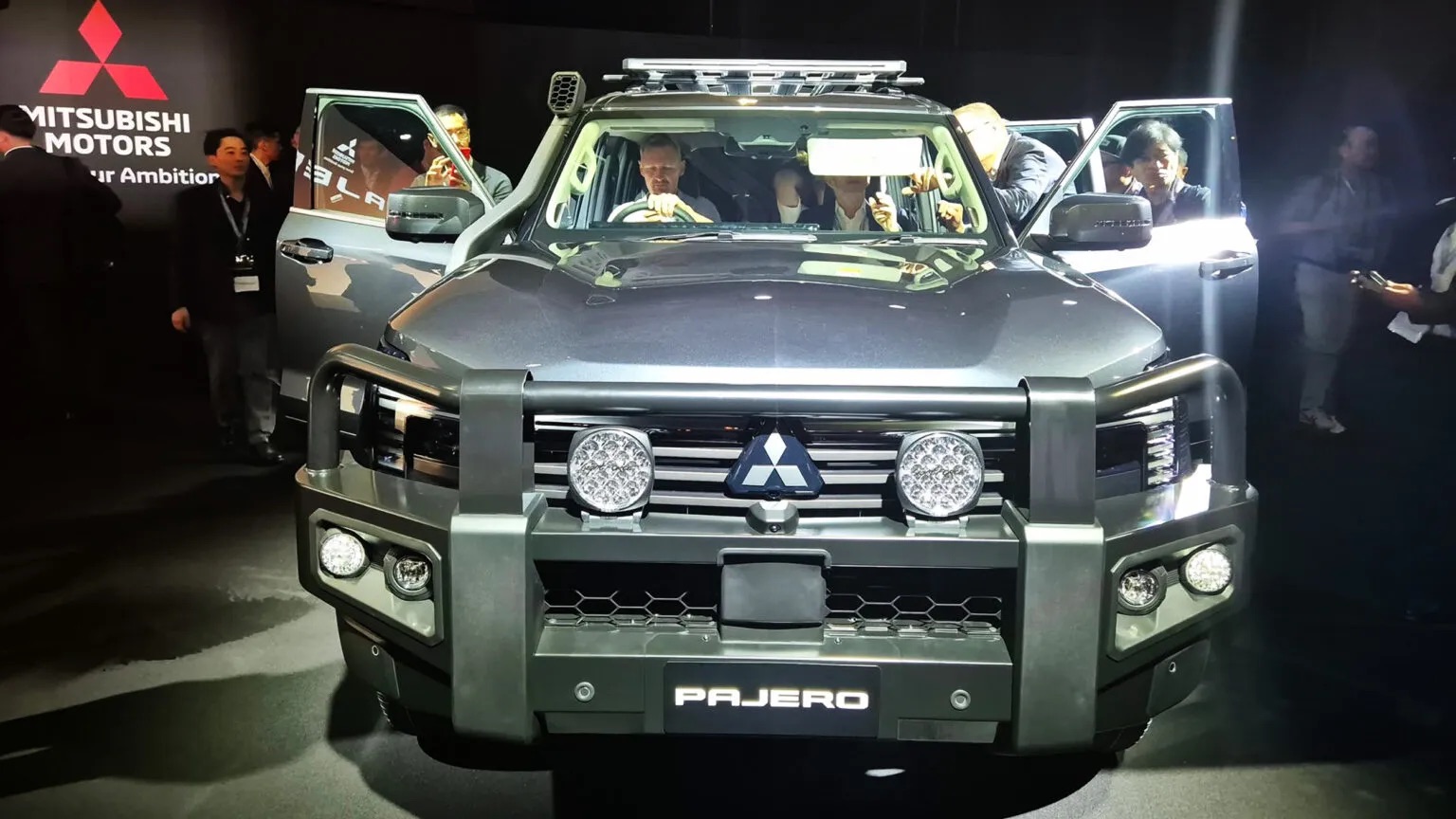 Mitsubishi Pajero 2026 vừa ra mắt đã có bản địa hình cực chiến: Ống thở cao, vòm bánh lớn, lốp chuyên off-road - Ảnh 14.