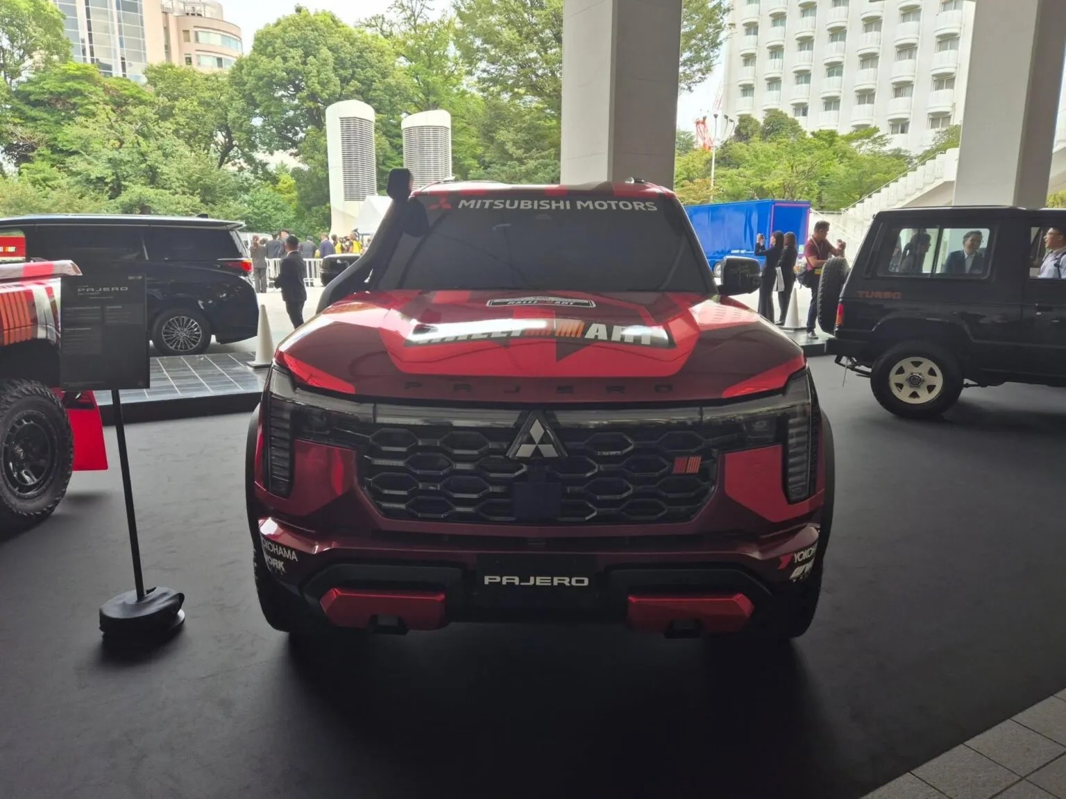 Mitsubishi Pajero 2026 vừa ra mắt đã có bản địa hình cực chiến: Ống thở cao, vòm bánh lớn, lốp chuyên off-road - Ảnh 1.