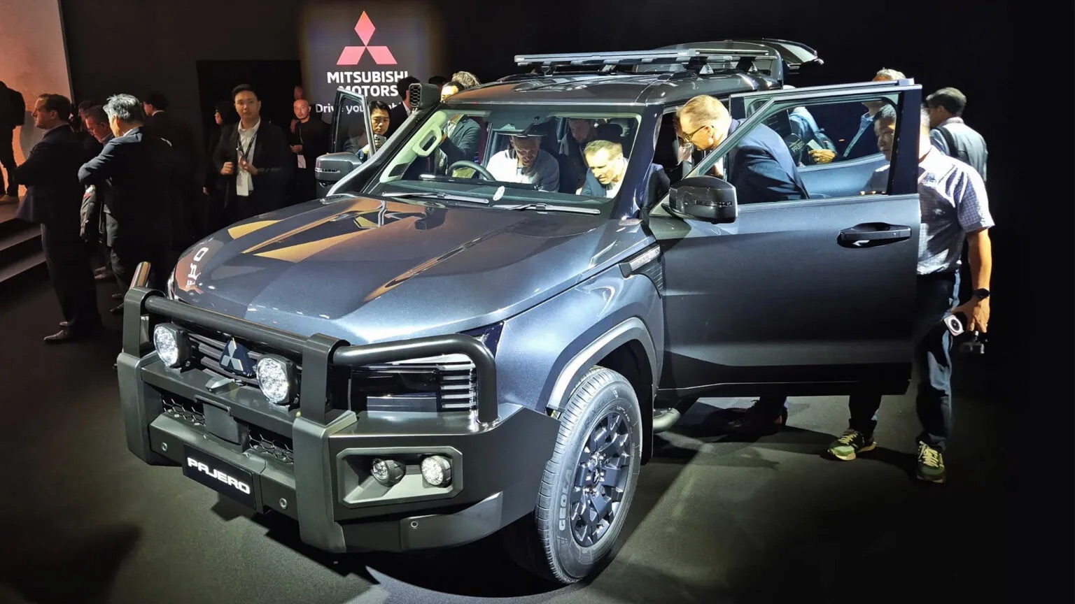 Mitsubishi Pajero 2026 vừa ra mắt đã có bản địa hình cực chiến: Ống thở cao, vòm bánh lớn, lốp chuyên off-road - Ảnh 15.