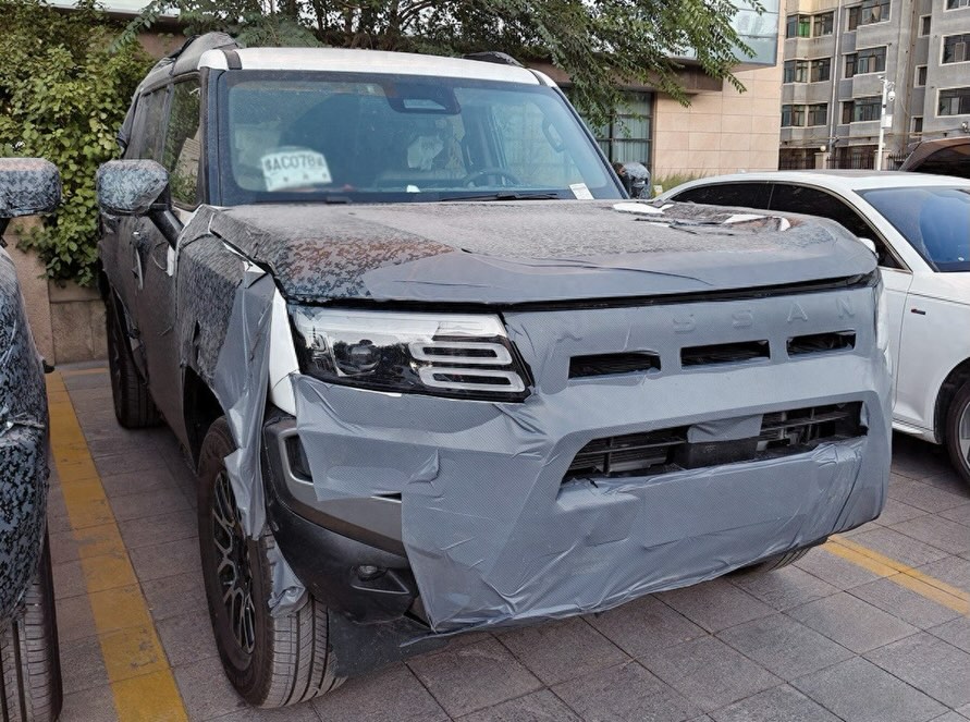 SUV Nissan cạnh tranh Land Cruiser Prado lần đầu lộ diện tr&ecirc;n đường: Cản hầm hố như Ranger Raptor, nội thất cao cấp, m&aacute;y hybrid cắm sạc - Ảnh 1.