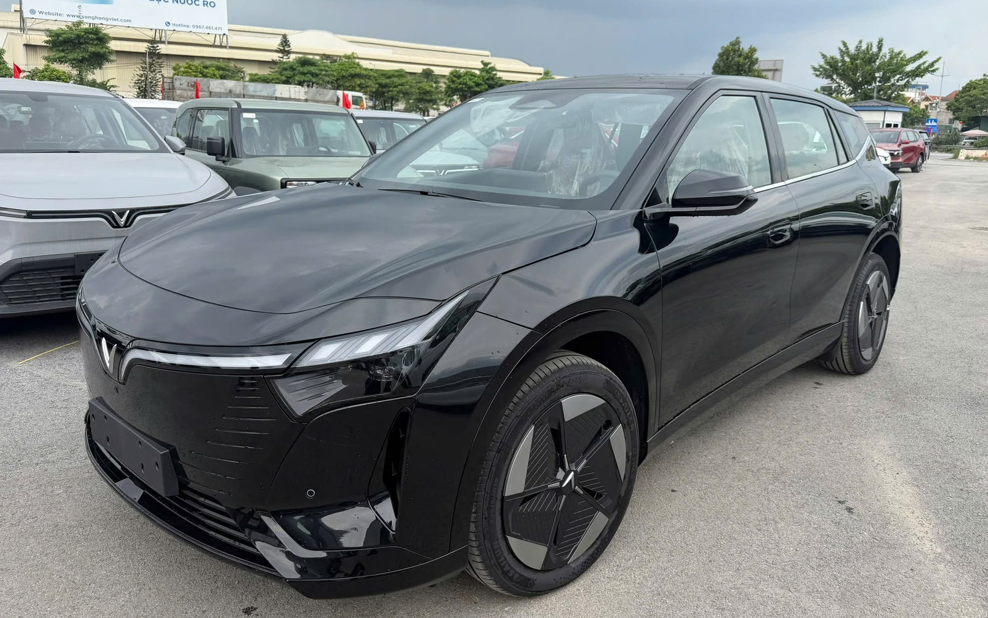 VinFast VF 8 bản cao cấp lộ trang bị mới: Chỉnh ghế như Camry, t&iacute;nh năng lạ t&iacute;ch hợp gương chiếu hậu - Ảnh 7.