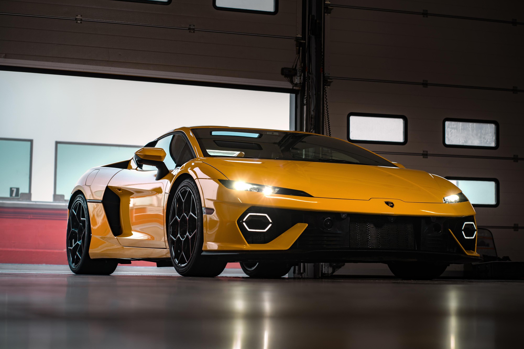 Cường Đ&ocirc;-la &lsquo;khoe&rsquo; Lamborghini Temerario đầu ti&ecirc;n về Việt Nam, tiết lộ si&ecirc;u xe gi&aacute; khoảng 20 tỷ đồng l&agrave; qu&agrave; tặng cho kh&aacute;ch mua nh&agrave; - Ảnh 5.