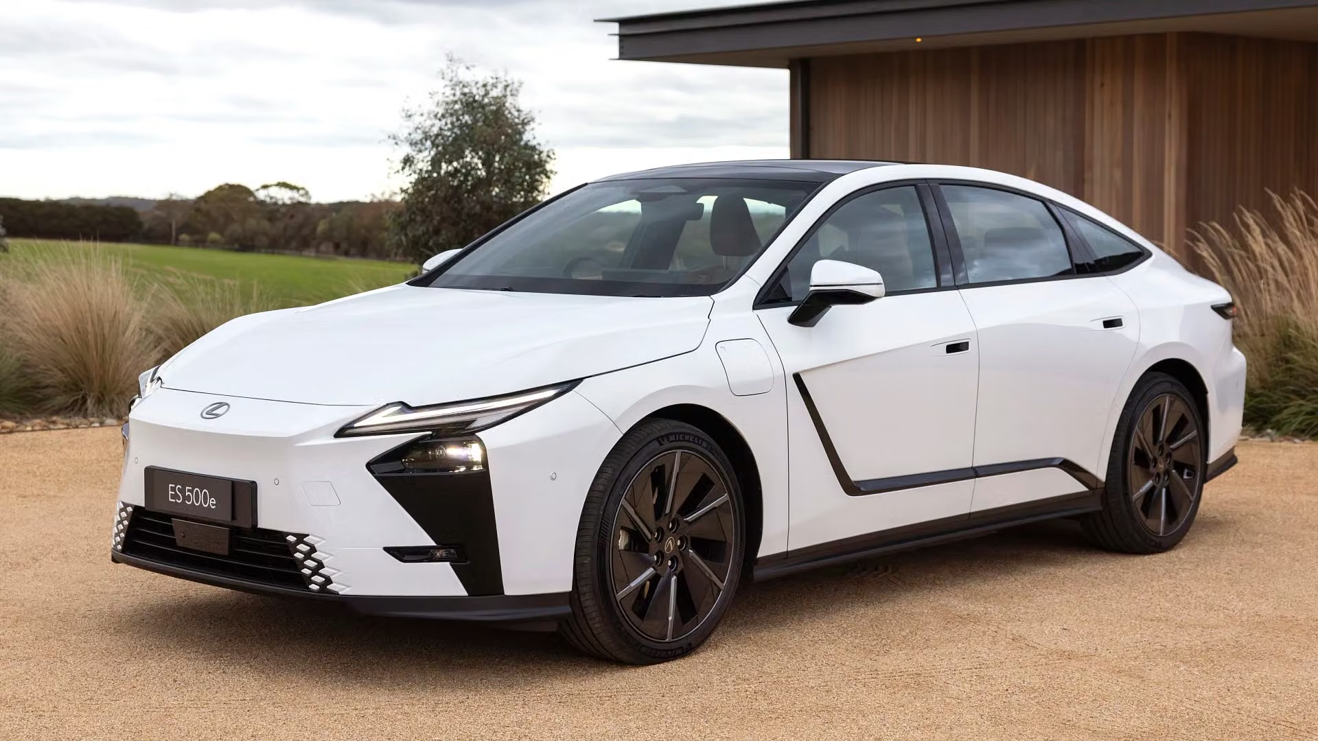 Lexus 'chơi lớn' d&ugrave;ng c&ocirc;ng nghệ Tesla để sản xuất xe, x&acirc;y nh&agrave; m&aacute;y tại thị trường tỷ d&acirc;n - Ảnh 1.