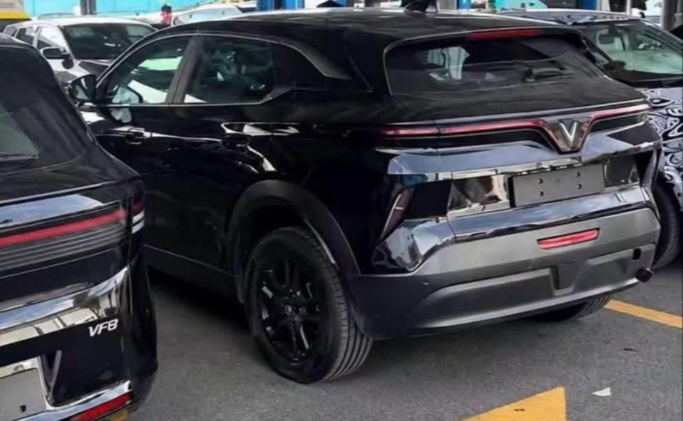 VinFast VF 6 facelift lộ diện kh&ocirc;ng nguỵ trang: Thiết kế tinh chỉnh nhẹ, dễ d&ugrave;ng tay nắm cửa phẳng như VF 8 - Ảnh 3.