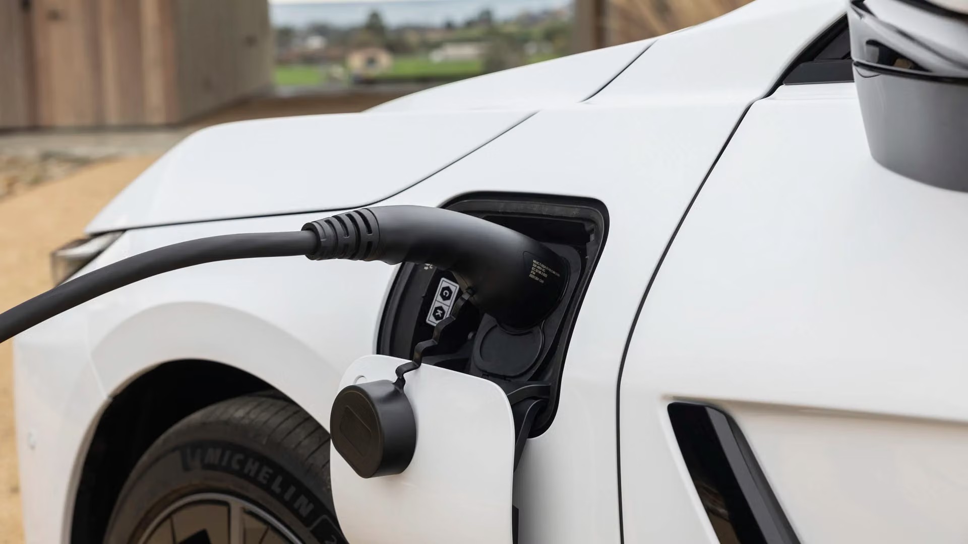 Lexus 'chơi lớn' d&ugrave;ng c&ocirc;ng nghệ Tesla để sản xuất xe, x&acirc;y nh&agrave; m&aacute;y tại thị trường tỷ d&acirc;n - Ảnh 3.