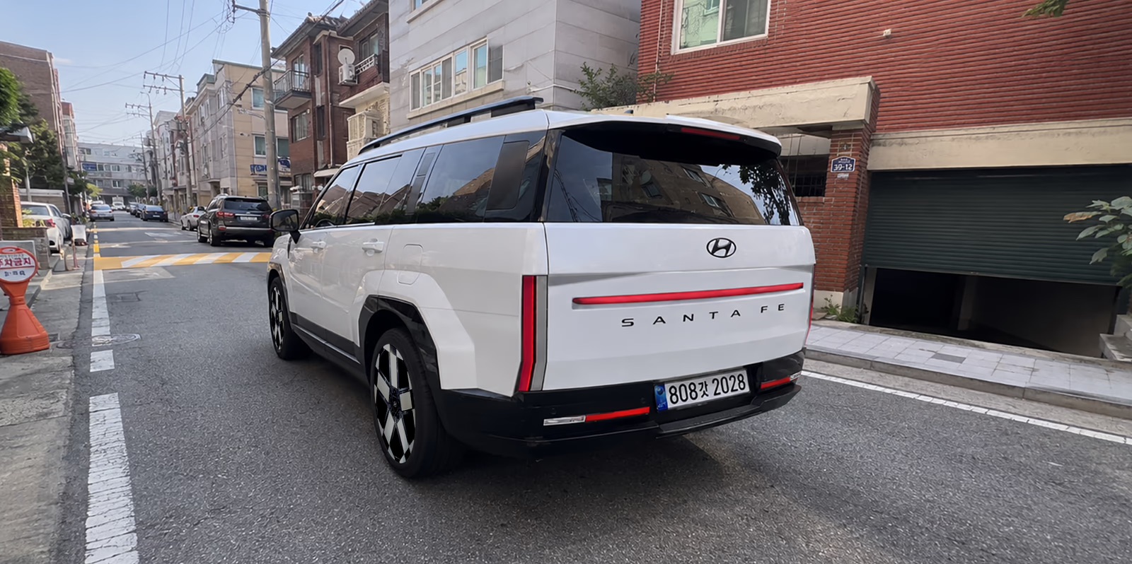 Hyundai Santa Fe mới lộ diện chi tiết phần đu&ocirc;i, thiết kế kh&ocirc;ng c&ograve;n g&acirc;y tranh c&atilde;i - Ảnh 3.