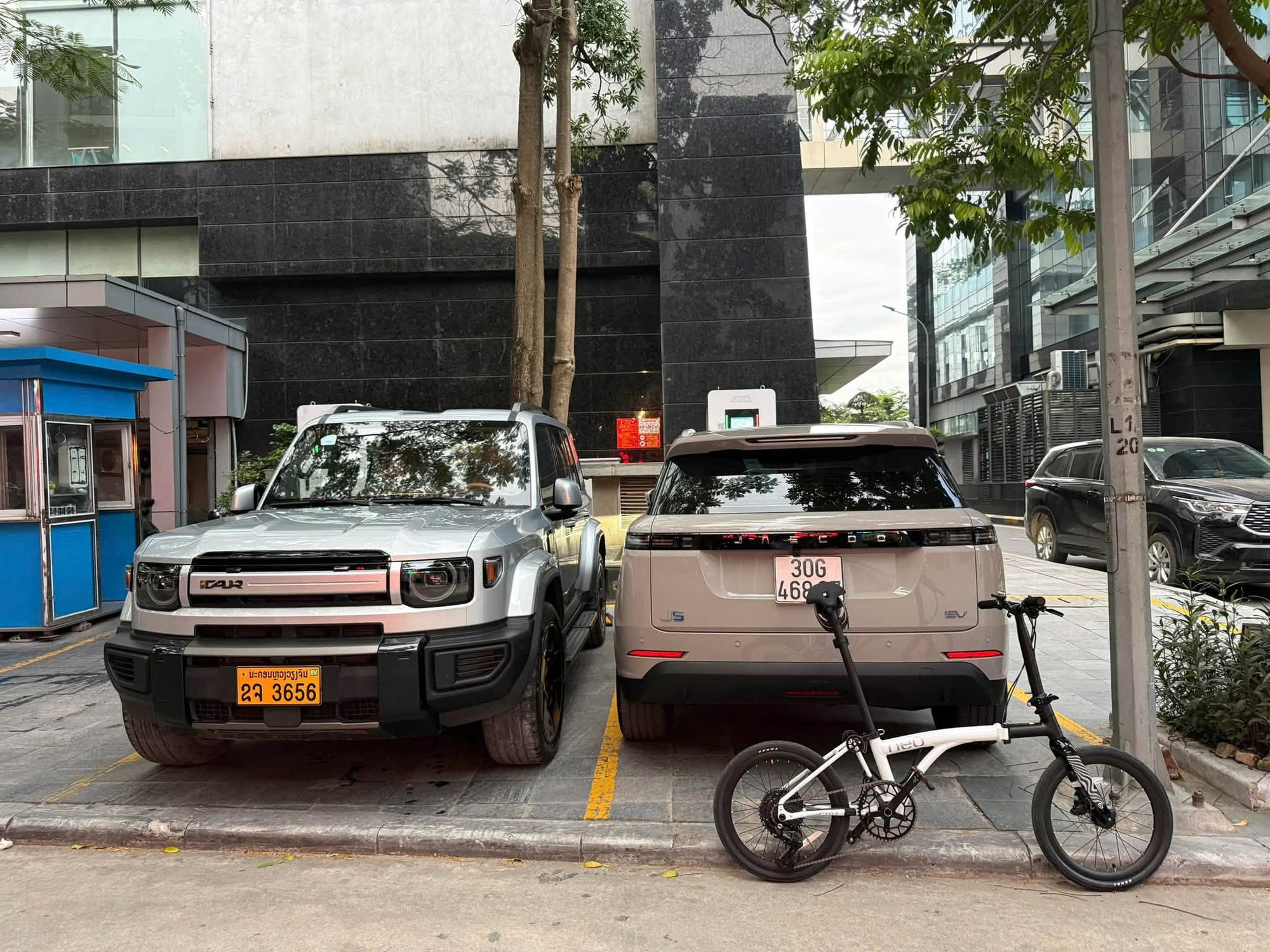SUV 'lạ' d&aacute;ng như Defender lần đầu xuất hiện tại Việt Nam: EREV đầy b&igrave;nh chạy tới 1.200km, gi&aacute; tạm t&iacute;nh 2,2 tỷ đồng c&oacute; cạnh tranh được Prado? - Ảnh 1.