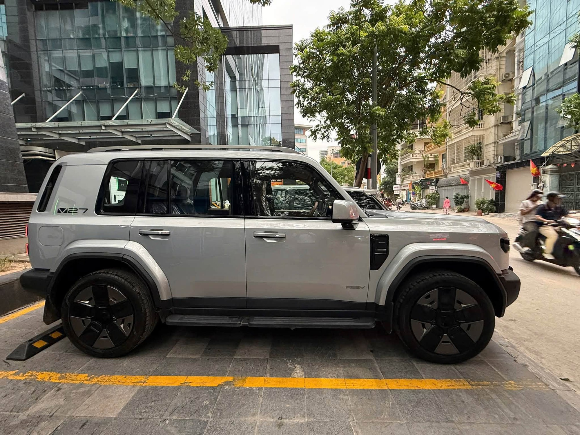 SUV 'lạ' d&aacute;ng như Defender lần đầu xuất hiện tại Việt Nam: EREV đầy b&igrave;nh chạy tới 1.200km, gi&aacute; tạm t&iacute;nh 2,2 tỷ đồng c&oacute; cạnh tranh được Prado? - Ảnh 2.
