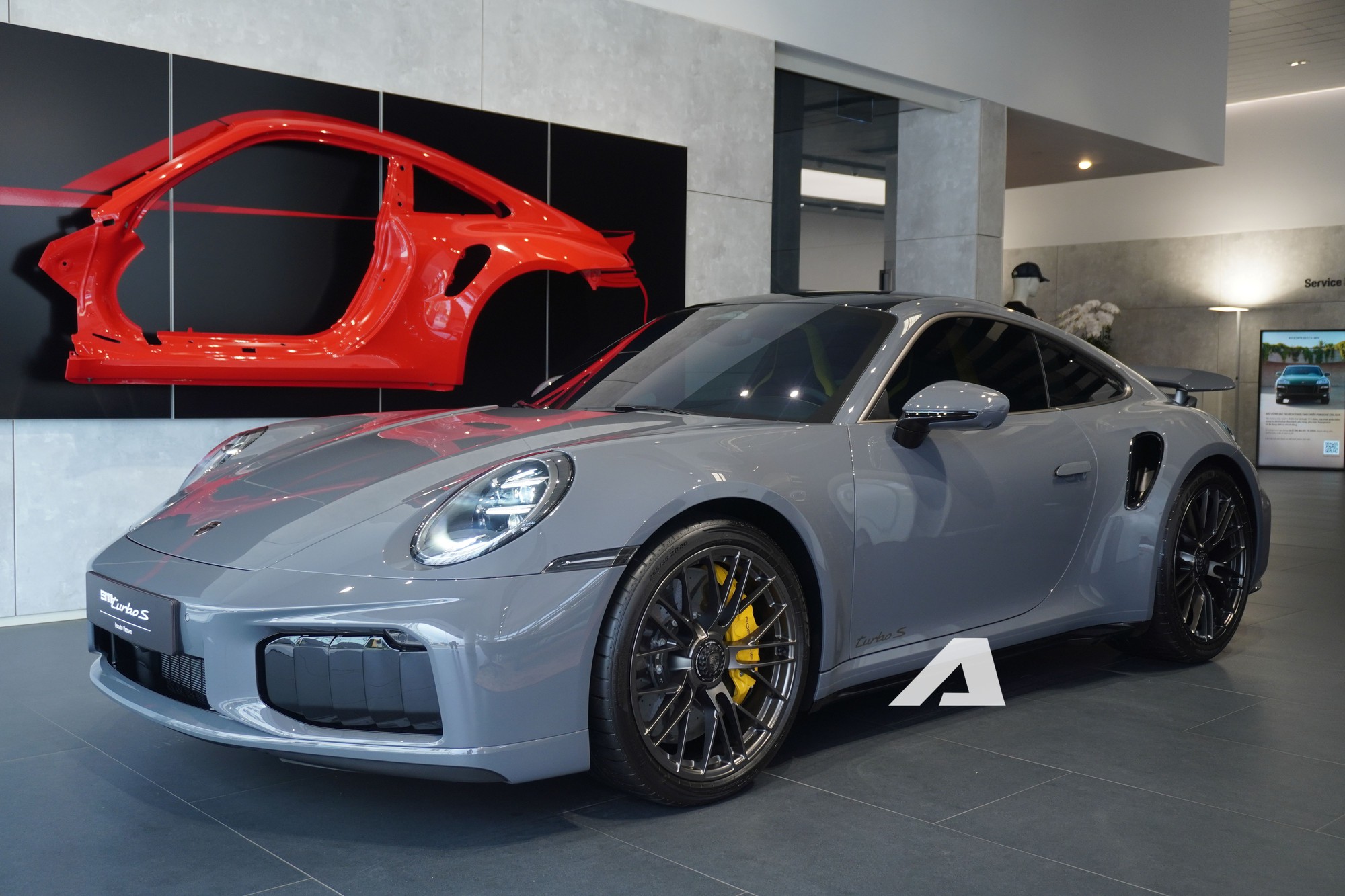 Ngắm Porsche 911 Turbo S thế hệ mới đầu ti&ecirc;n tại Việt Nam, d&agrave;n 'option' đủ mua 1 chiếc Civic - Ảnh 1.