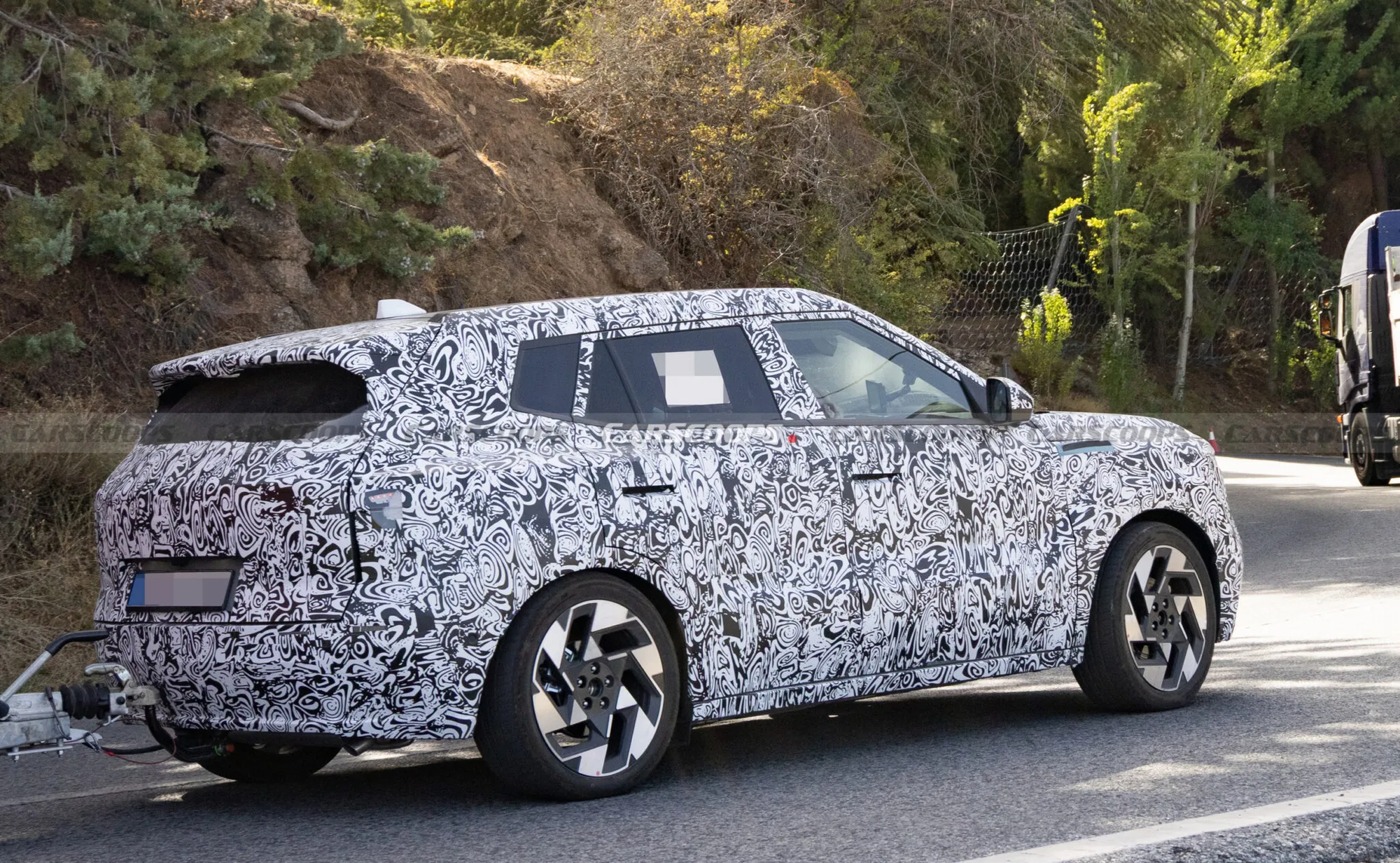 Hyundai Kona 2028 đổi thiết kế lạ lẫm, d&ugrave;ng chung m&aacute;y với Kia Seltos - Ảnh 4.
