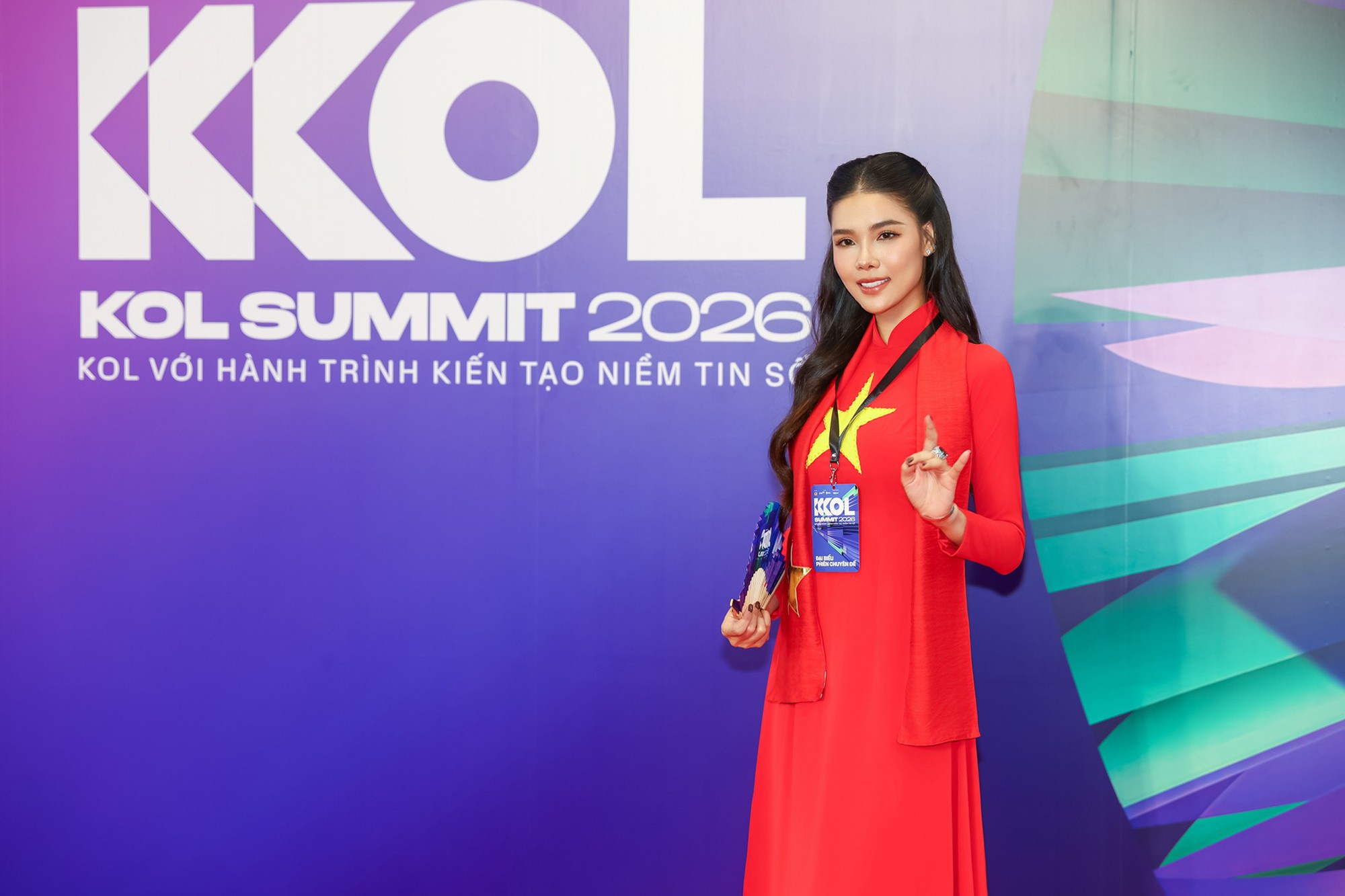 Đen V&acirc;u cười tươi r&oacute;i, Thuỳ Anh - Chế Nguyễn Quỳnh Ch&acirc;u "đua" visual, d&agrave;n sao xuất hiện tại KOL Summit 2026 - Ảnh 12.