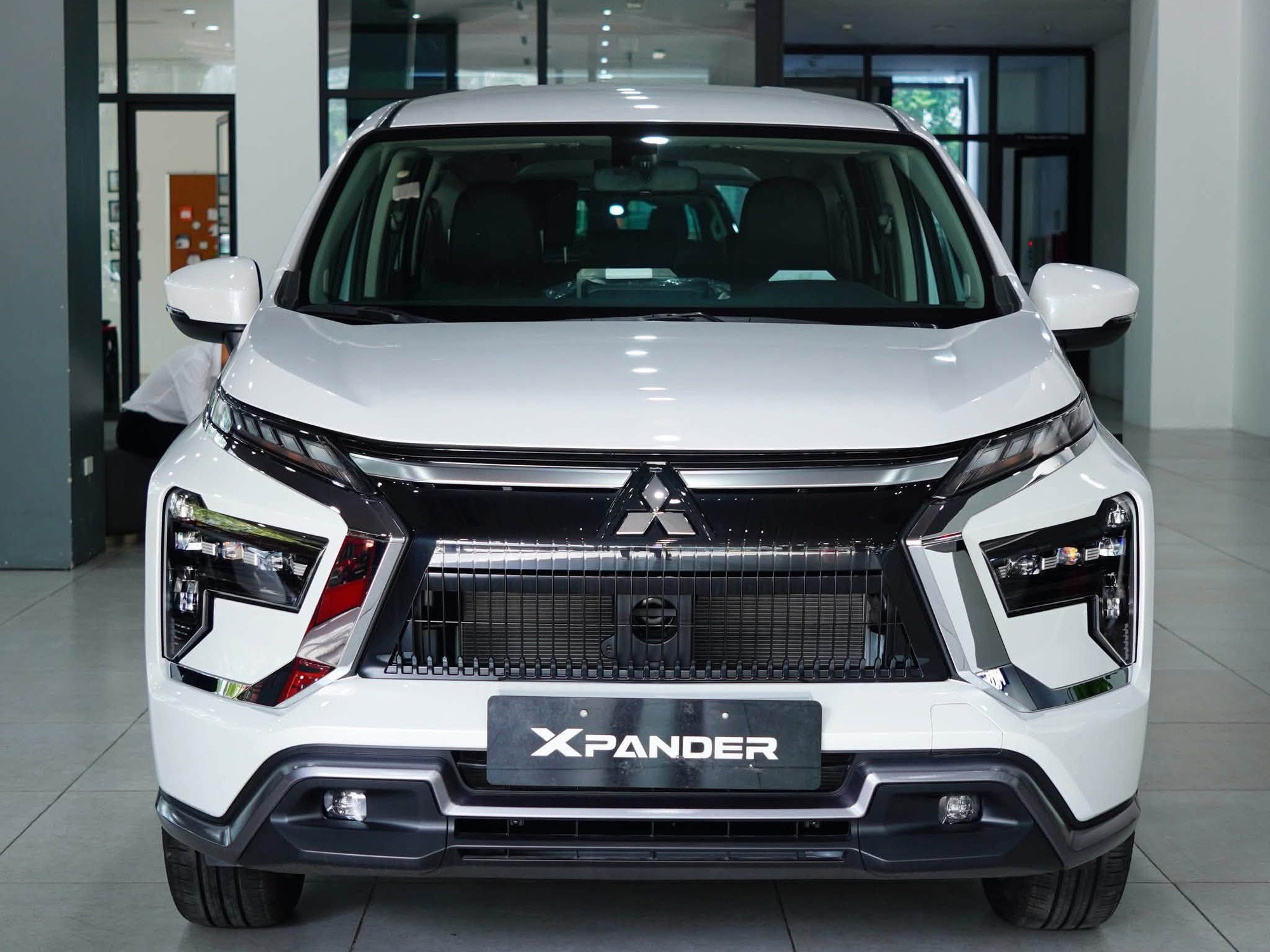 Mitsubishi Xpander giảm gi&aacute; lăn b&aacute;nh gần 100 triệu đồng, chi ph&iacute; bảo dưỡng xe th&aacute;ng n&agrave;y cũng rẻ hơn hẳn - Ảnh 1.