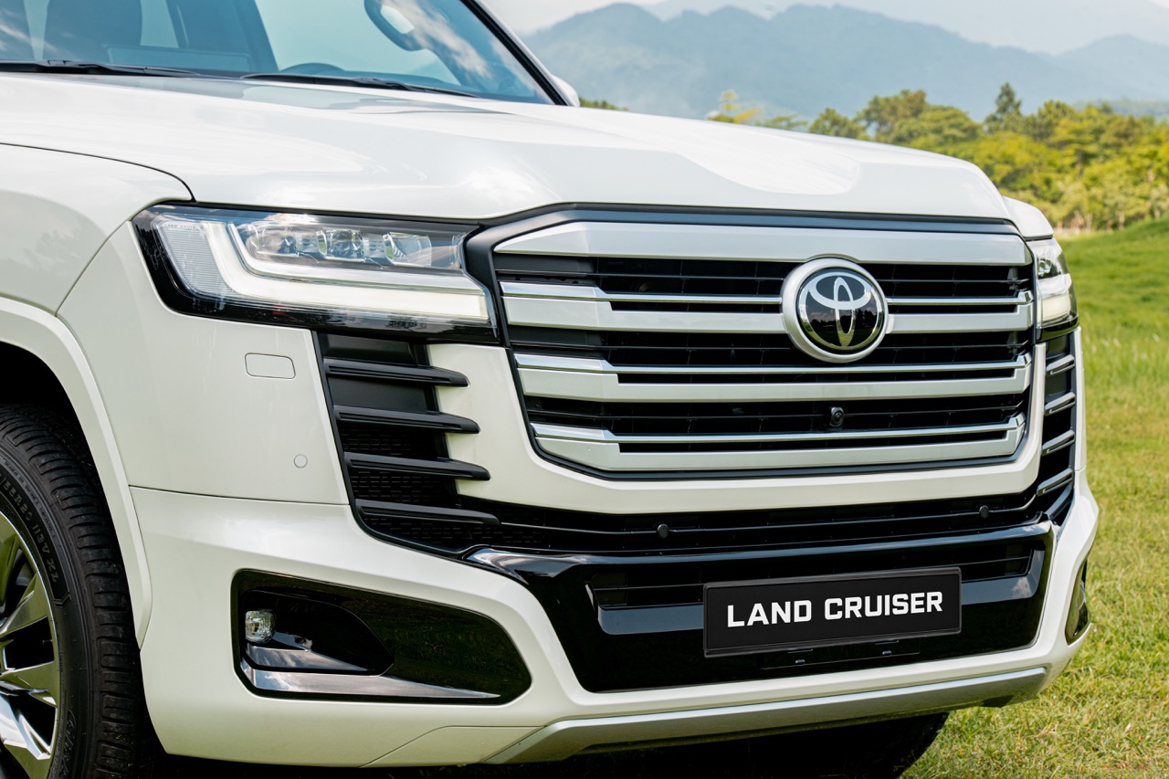 Toyota Land Cruiser 300 HEV ra mắt Việt Nam: Gi&aacute; 4,71 tỷ đồng, mạnh 457 m&atilde; lực, 100km 'uống' 10 l&iacute;t xăng - Ảnh 3.