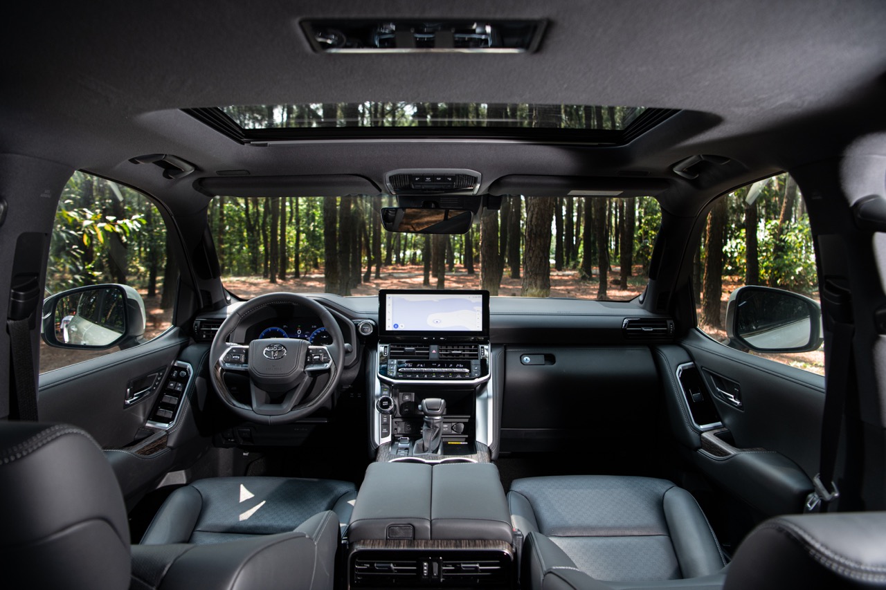 Toyota Land Cruiser 300 HEV ra mắt Việt Nam: Gi&aacute; 4,71 tỷ đồng, mạnh 457 m&atilde; lực, 100km 'uống' 10 l&iacute;t xăng - Ảnh 4.